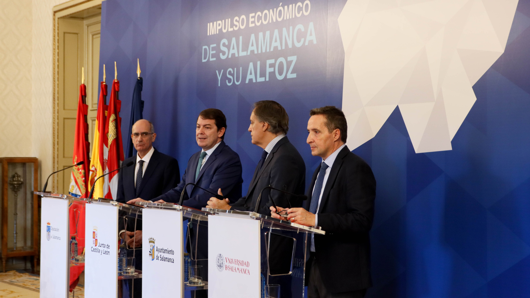 Autoridades durante la firma del segundo protocolo para el impulso económico de Salamanca y su alfoz