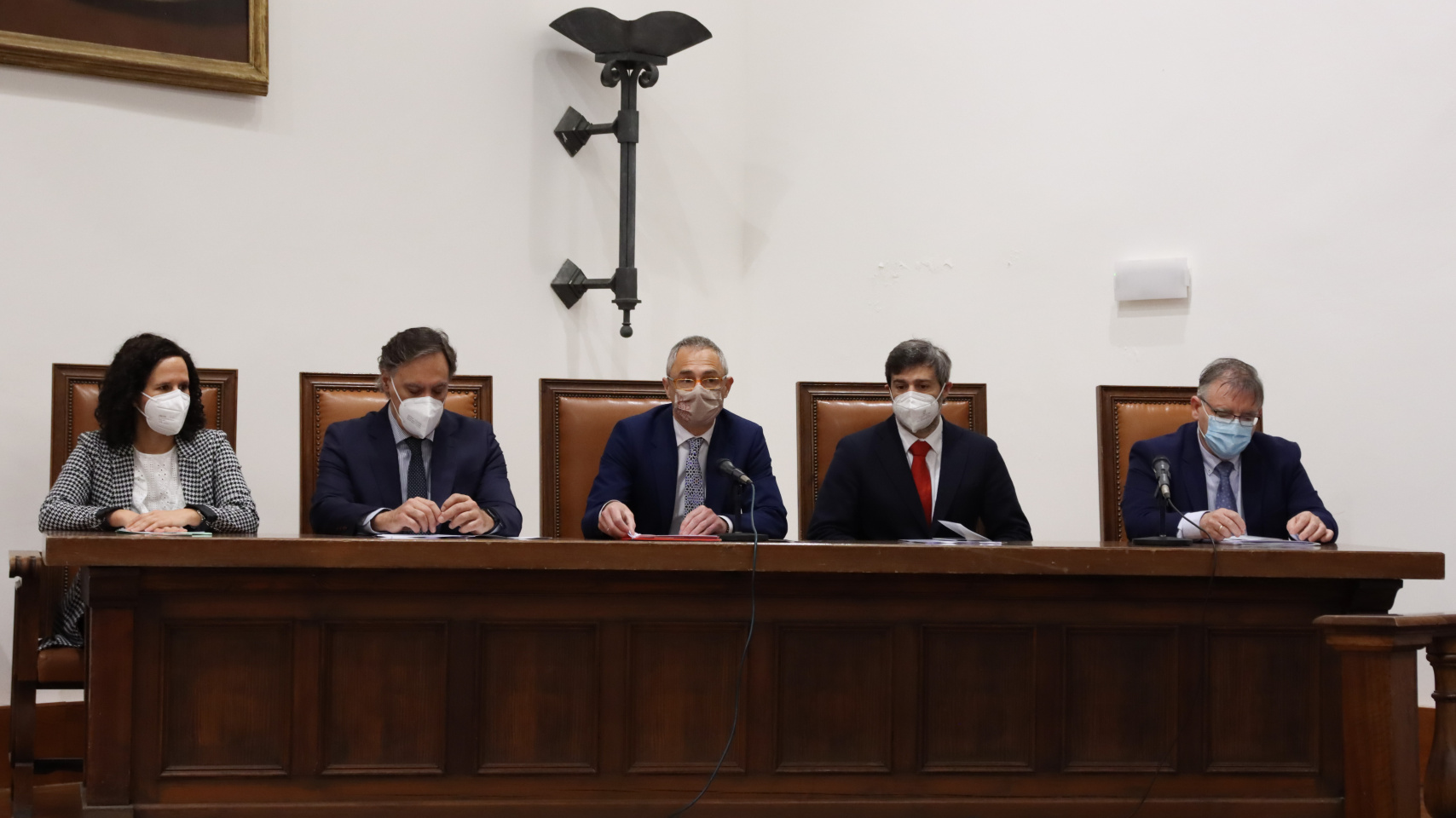 Sara Núñez Izquierdo, decana en funciones de Programas Nacionales e Internacionales de la facultad de Geografía e Historia; Carlos García Carbayo, alcalde del Ayuntamiento de Salamanca; Ricardo Rivero Ortega, rector de la Universidad de Salamanca; Isaac Sastre de Diego, director general de Patrimonio Cultural y Bellas Artes, Ministerio de Cultura y Deporte; Luis Alfonso Hortelano Mínguez, director del Máster en Evaluación y Gestión del Patrimonio Cultural de la Universidad de Salamanca y director del seminario.