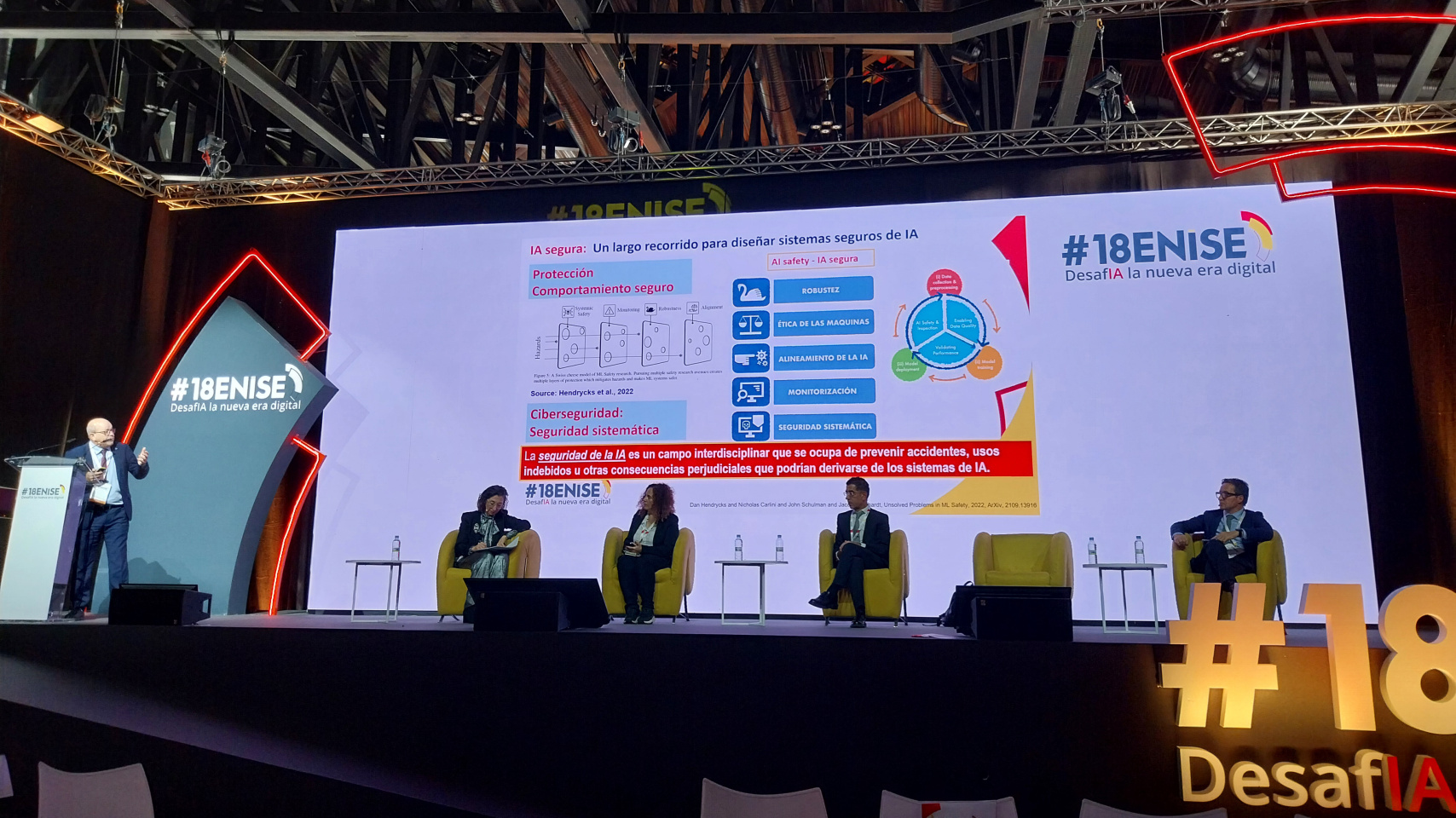 El rector Juan Manuel Corchado participa en la mesa redonda titulada "IA y ciberseguridad: una relación de simbiosis"