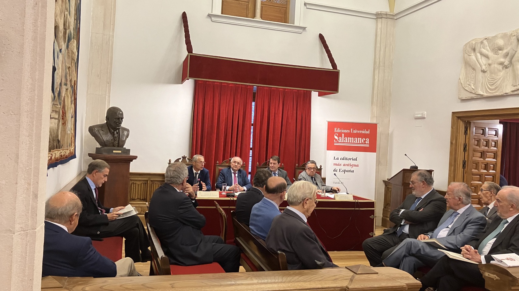 Autoridades durante la presentación del libro "Ley Perpetua de Ávila"