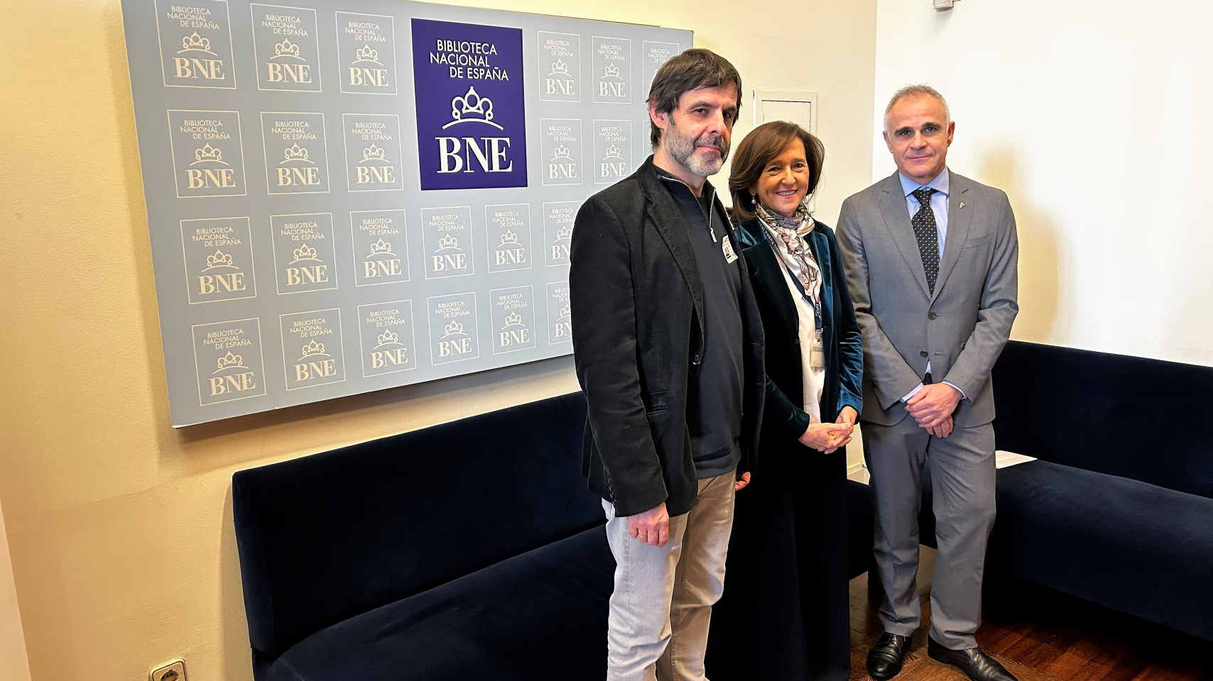 De izquierda a derecha el autor, Pedro Martín Baños; el director de Ediciones Universidad de Salamanca, Jacobo Sanz, y la directora de la Biblioteca Nacional, Ana Santos Aramburu