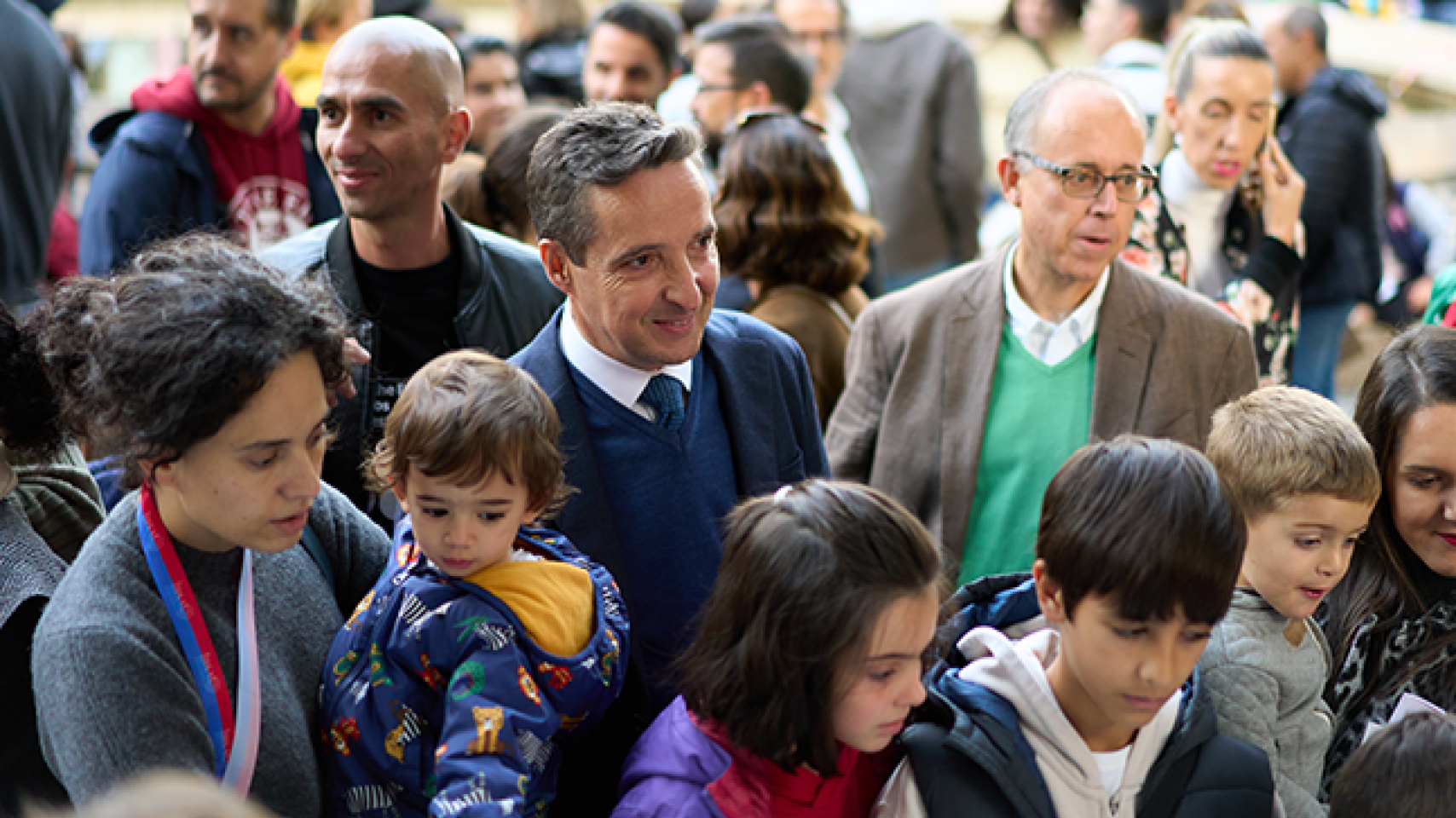 El rector y el vicerrector de Investigación de la Universidad de Salamanca junto al responsable de la Unidad de Cultura Científica y de la Innovación, visitan los estands