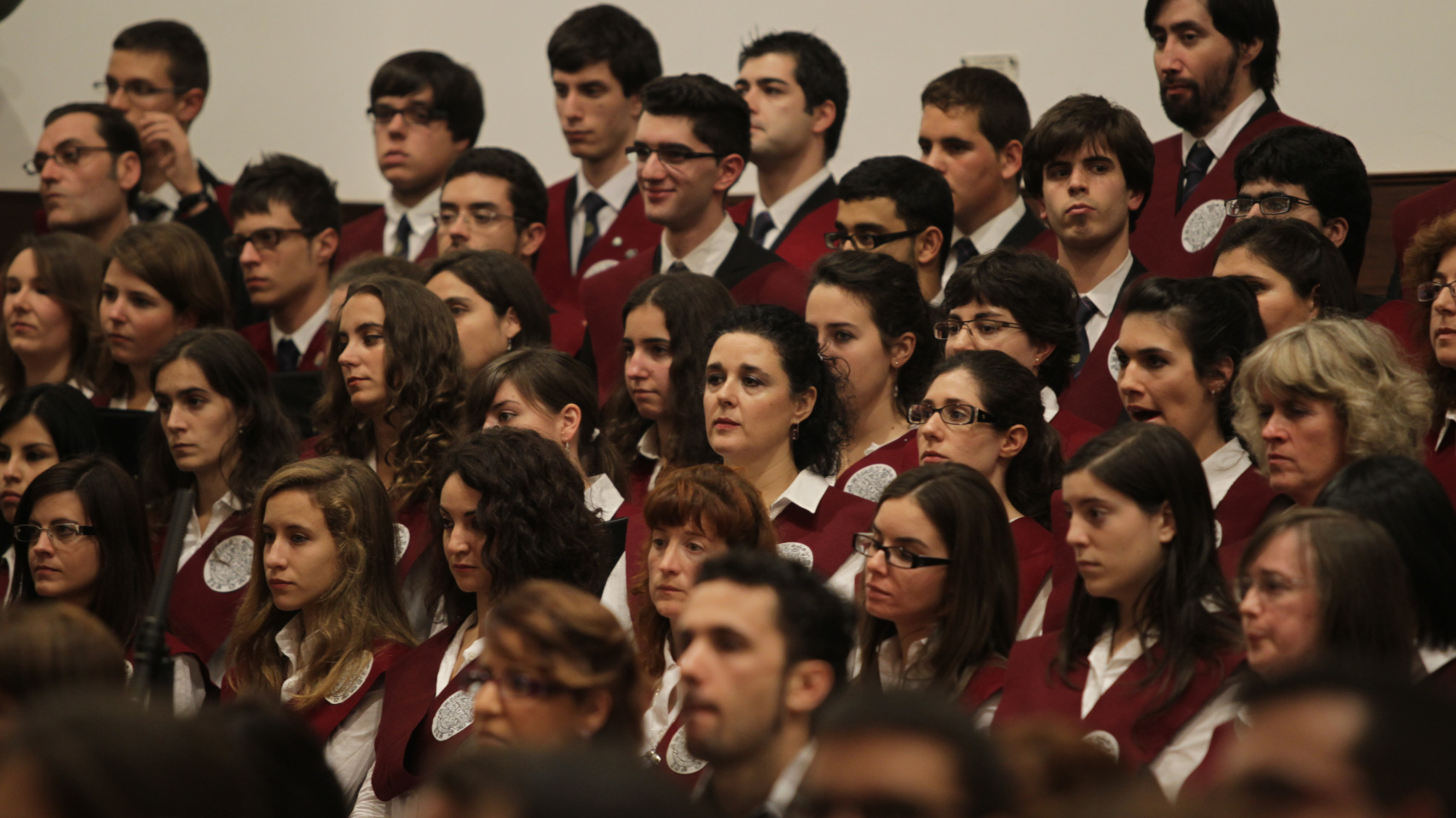 El coro cerró el acto con la interpretación del 'Gaudeamus Igitur'