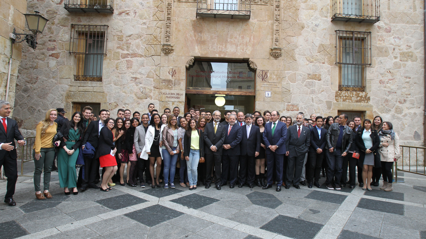 Foto de familia de las autoridades y estudiantes brasileños en la Universidad de Salamanca.