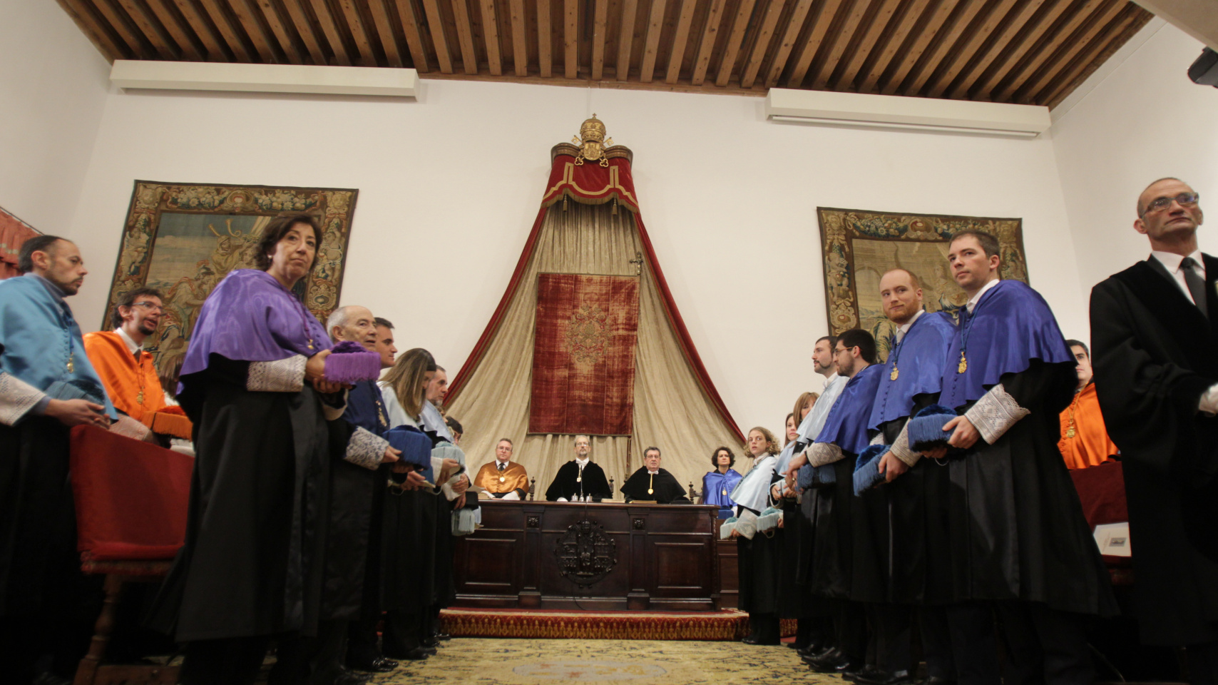 Los rectores de la Univerisidad de Salamanca y de la Universidad Pontificia de Salamanca presidiendo el acto académico.