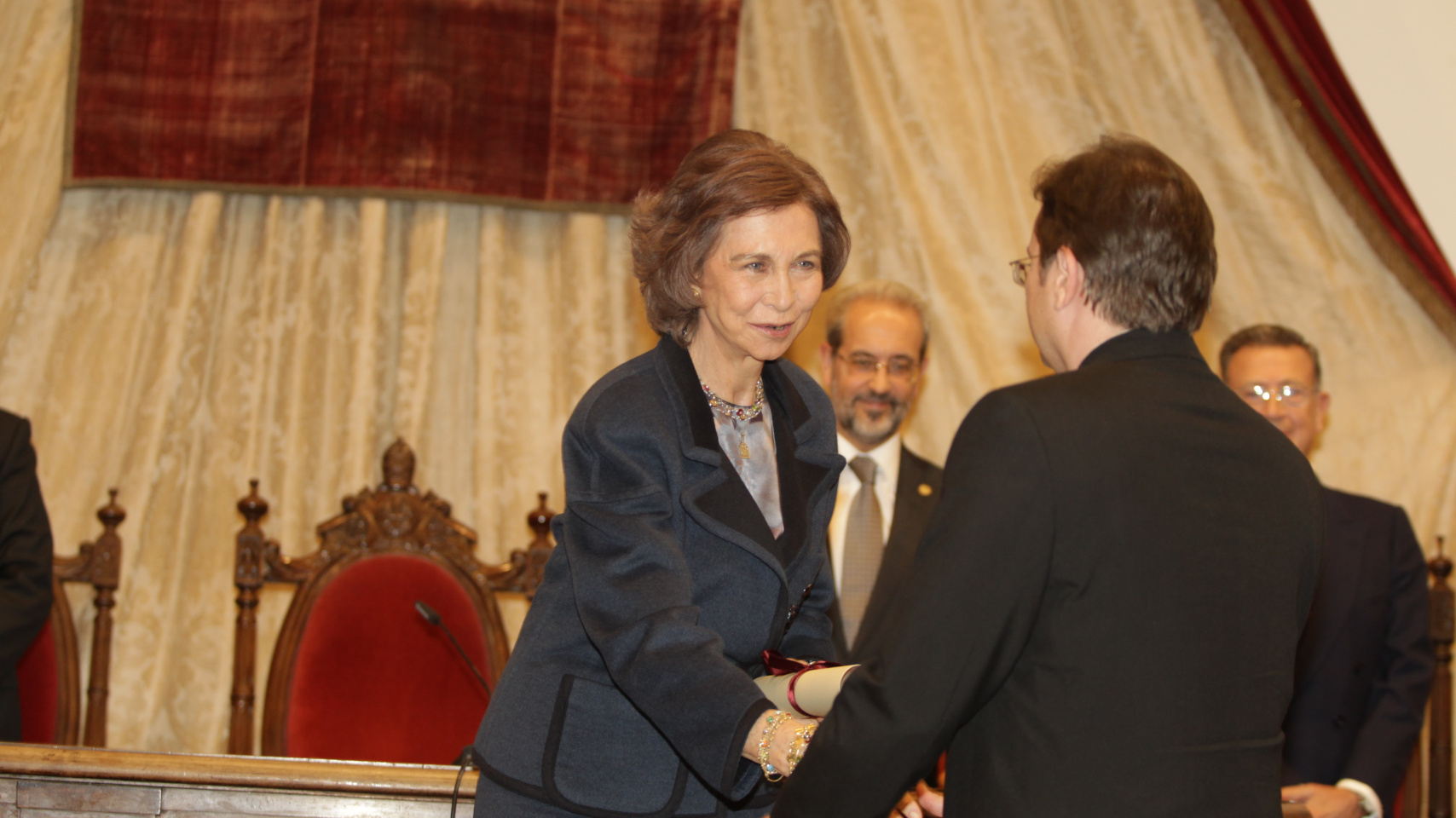 S.M. la reina entrega el galardón al premio de Fina García Marruz