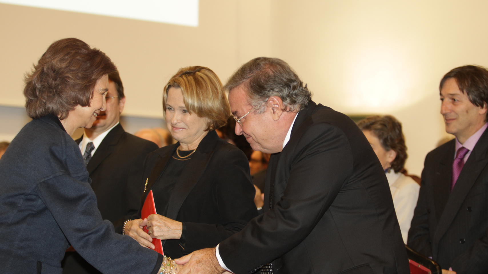 S.M. la Reina saluda a los familiares de Fina García Marruz