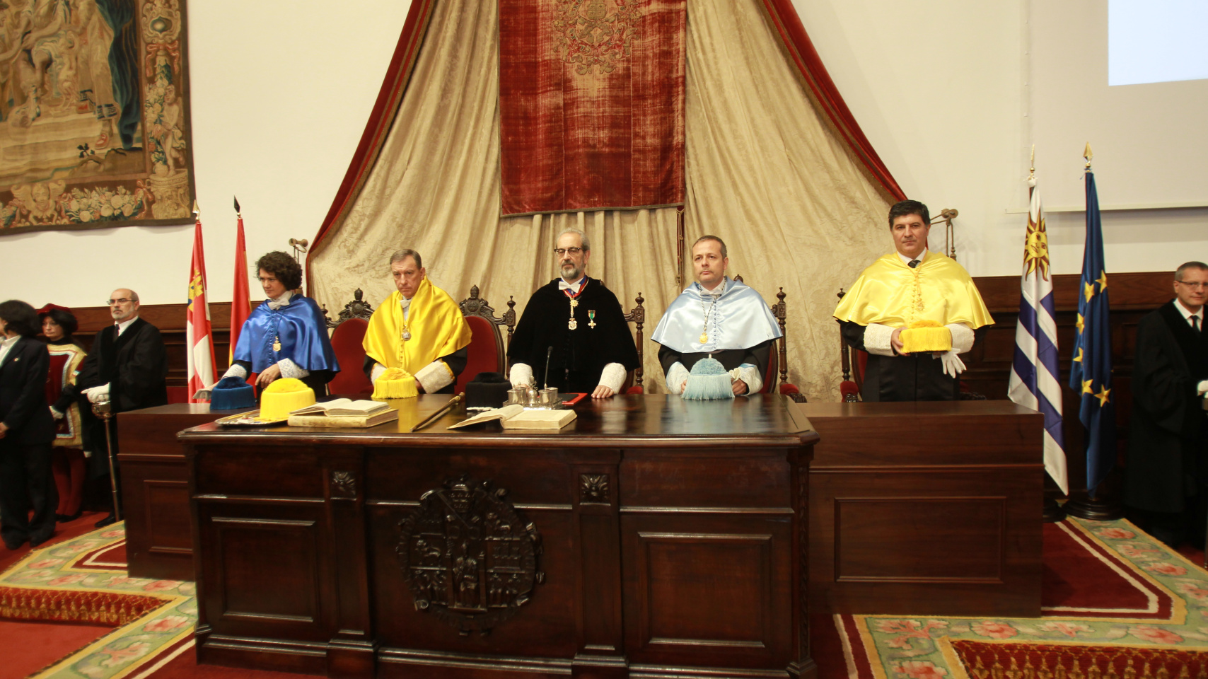 Mesa presidencial del acto solemne.