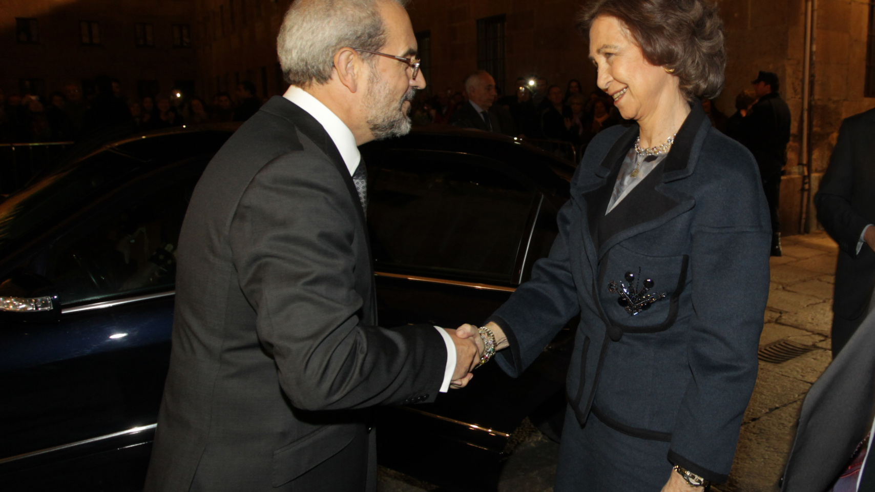 El rector, Daniel Hernández Ruipérez, recibió a S.M. la Reina a su llegada a la Universidad