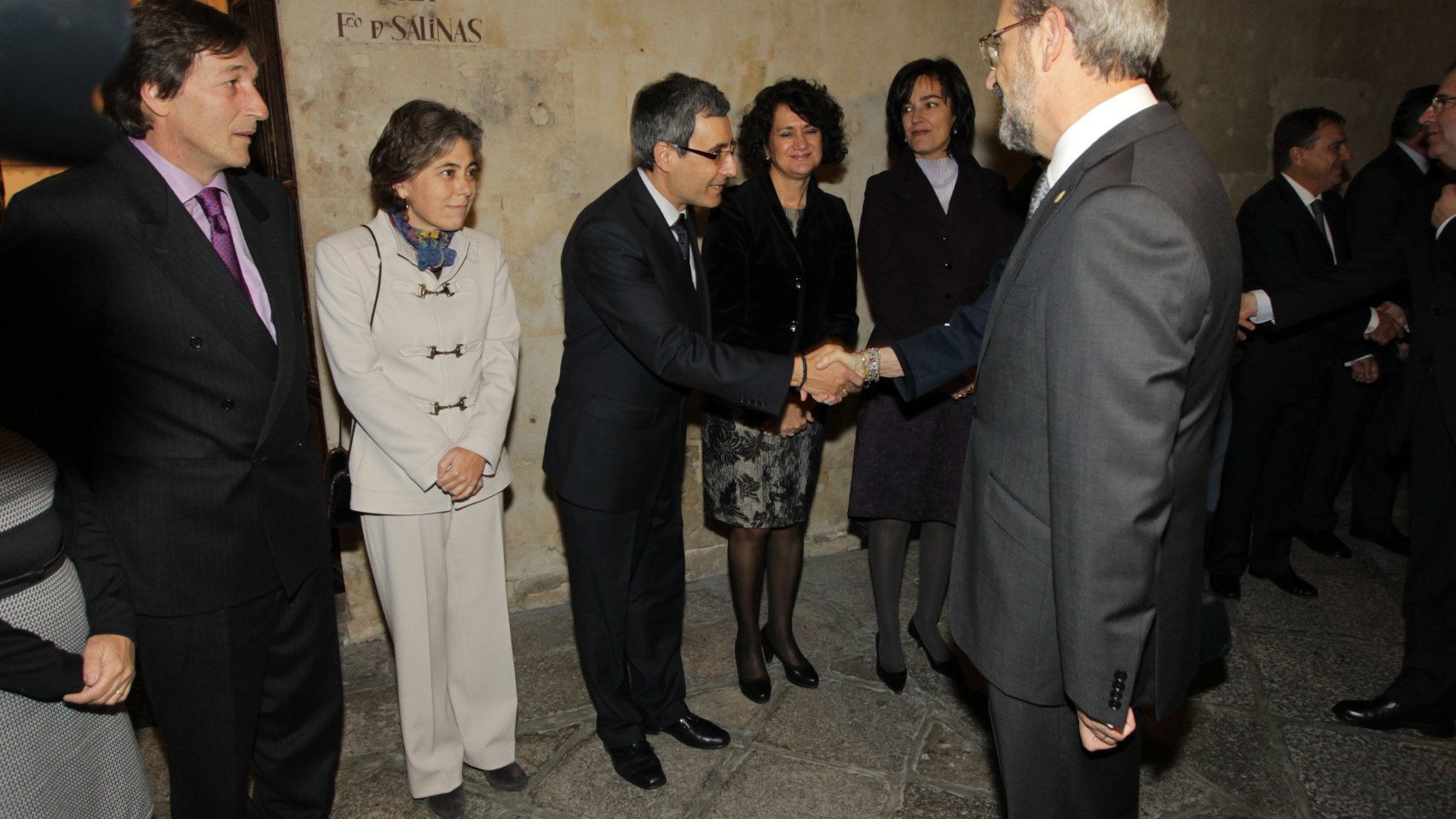 S.M. la Reina saluda al vicerrector de Docencia, José Ángel Domínguez