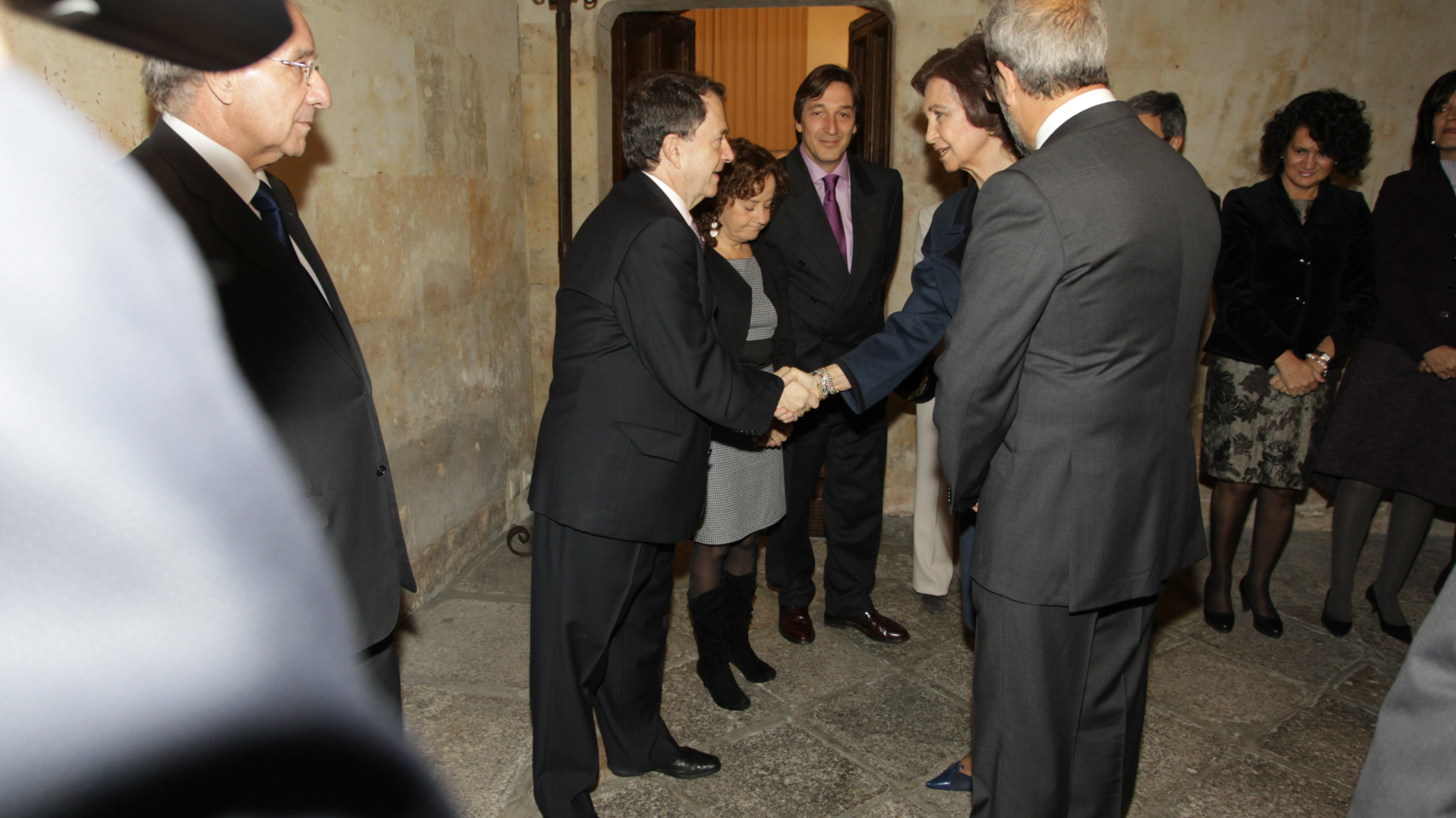 S.M. la Reina saluda al director de la Oficina del VIII Centenario, Manuel Carlos Palomeque