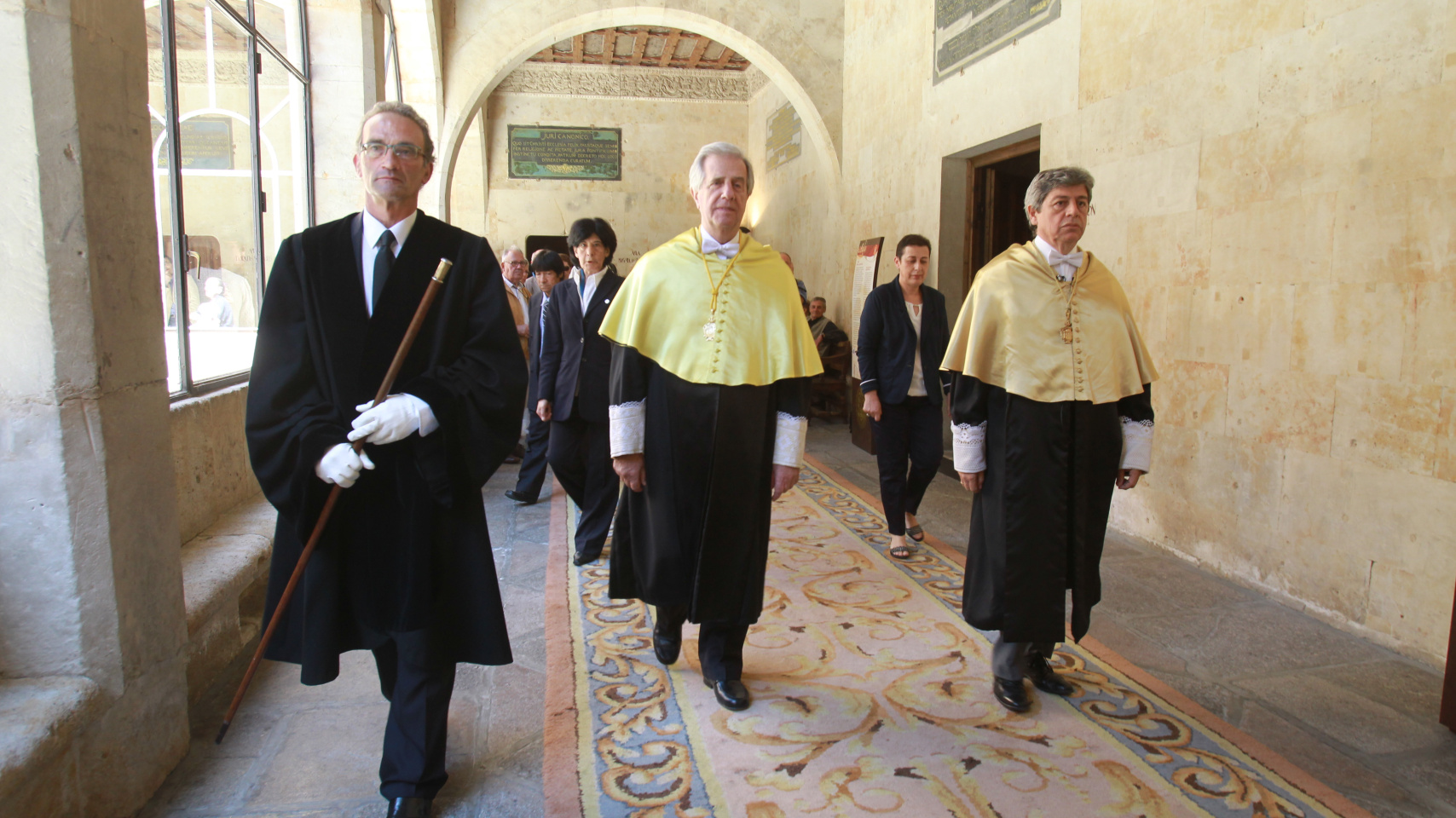 Tabaré Vázquez, y su padrino, Juan Jesús Cruz hacen su entrada en el Paraninfo de las Escuelas Mayores.