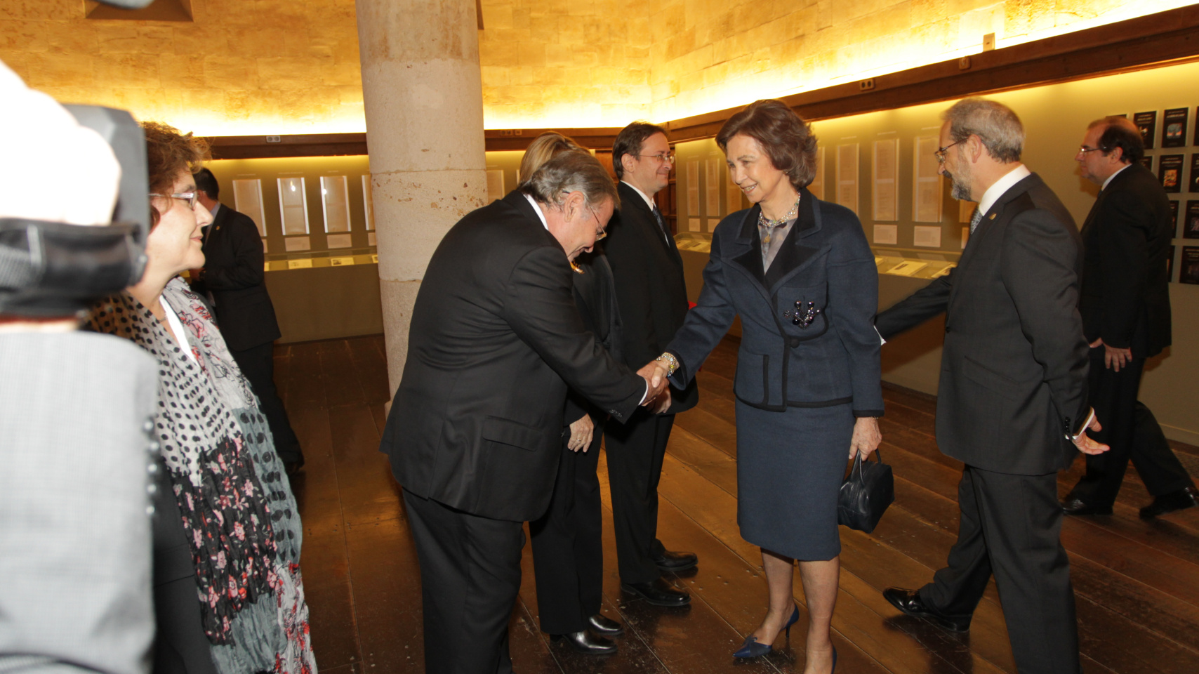 S.M. la Reina saluda a los familiares de la premiada, Fina García Marruz