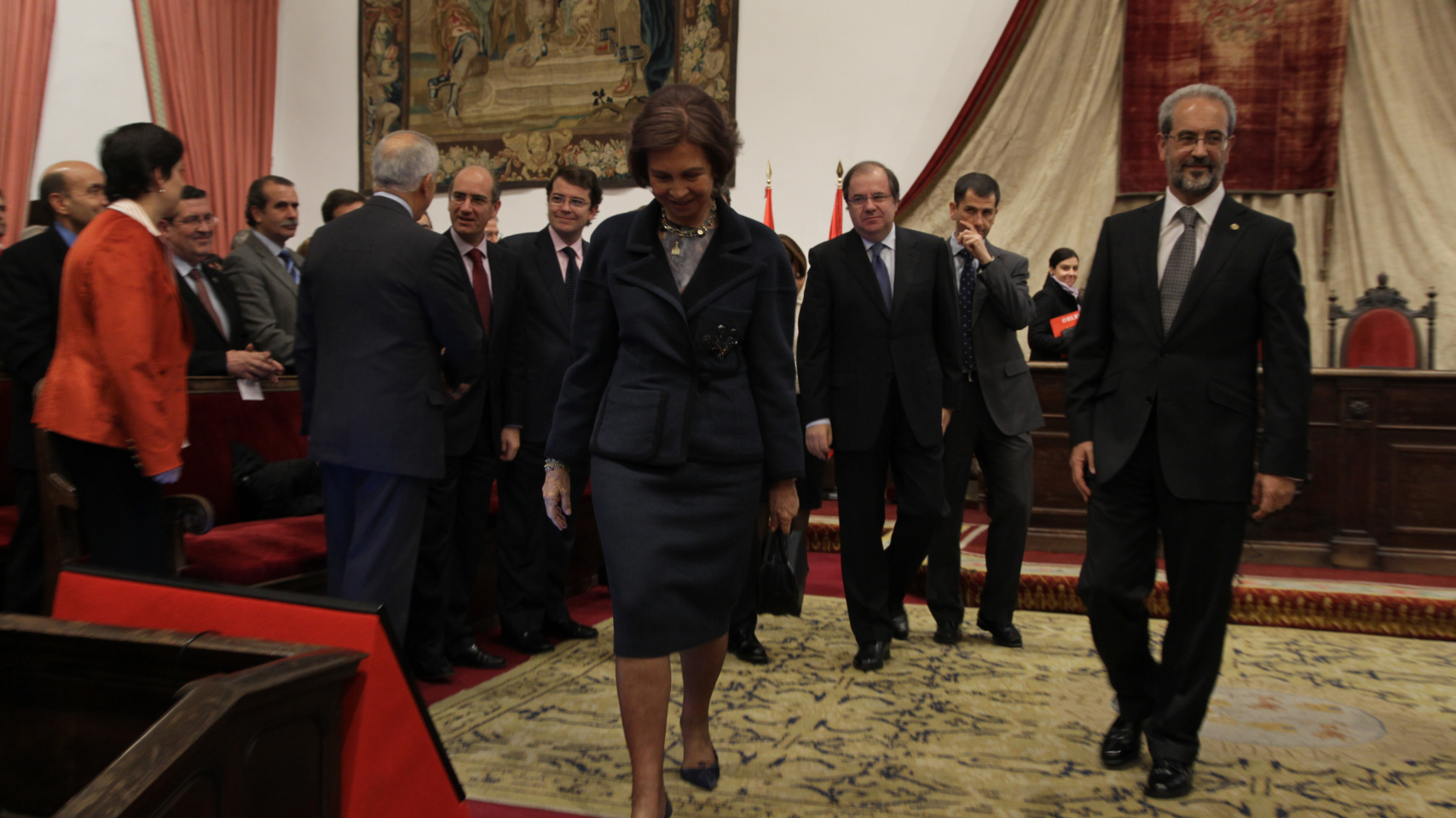 S.M. la reina, a su salida del Paraninfo de las Escuelas Mayores