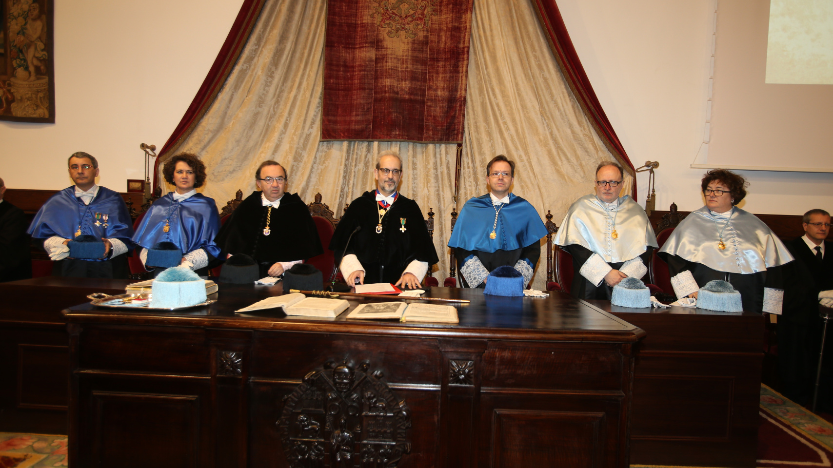 Mesa presidencial del acto solemne.