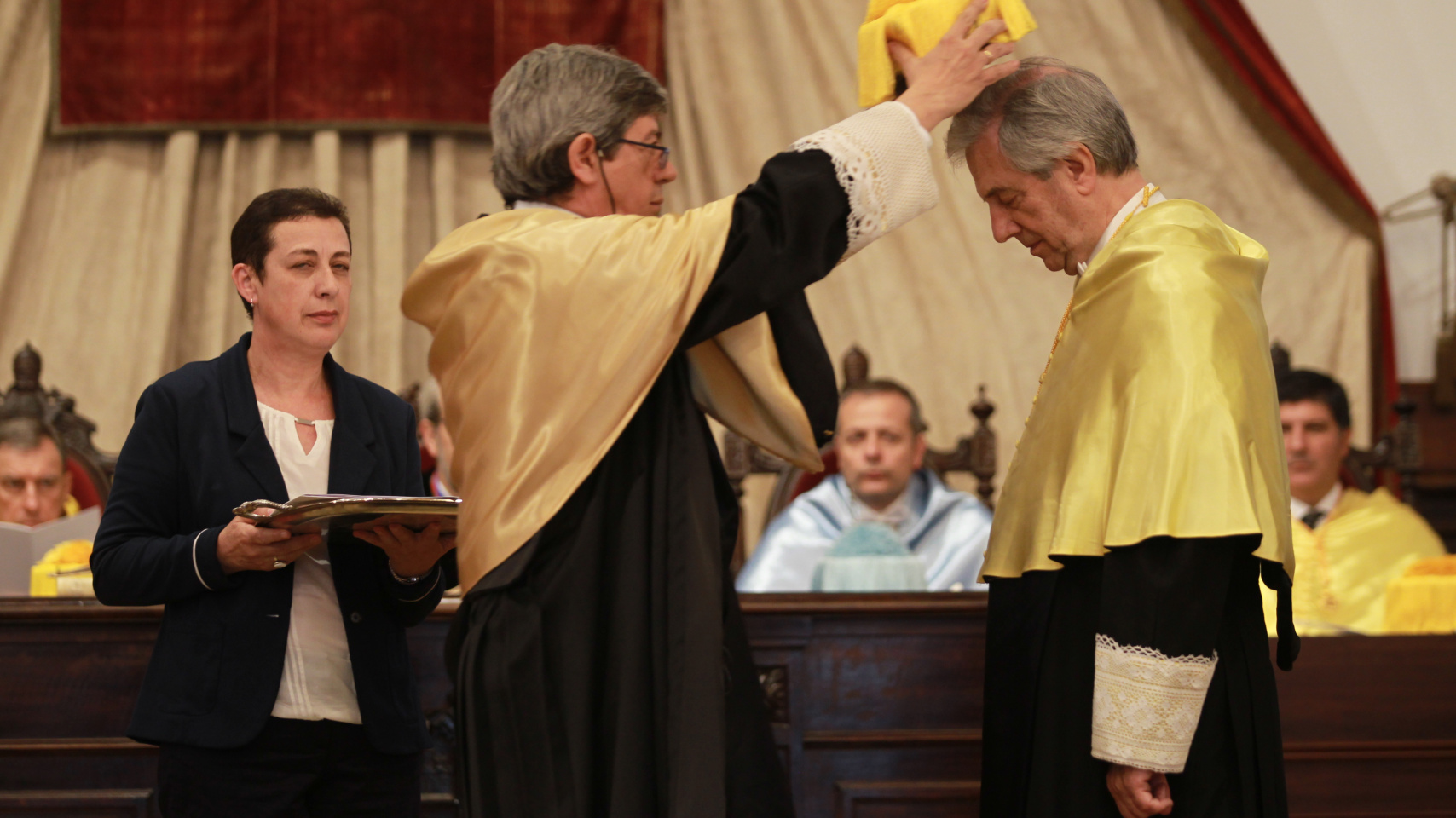 Juan Jesús Cruz impone a Tabaré Vázquez birrete de doctor.