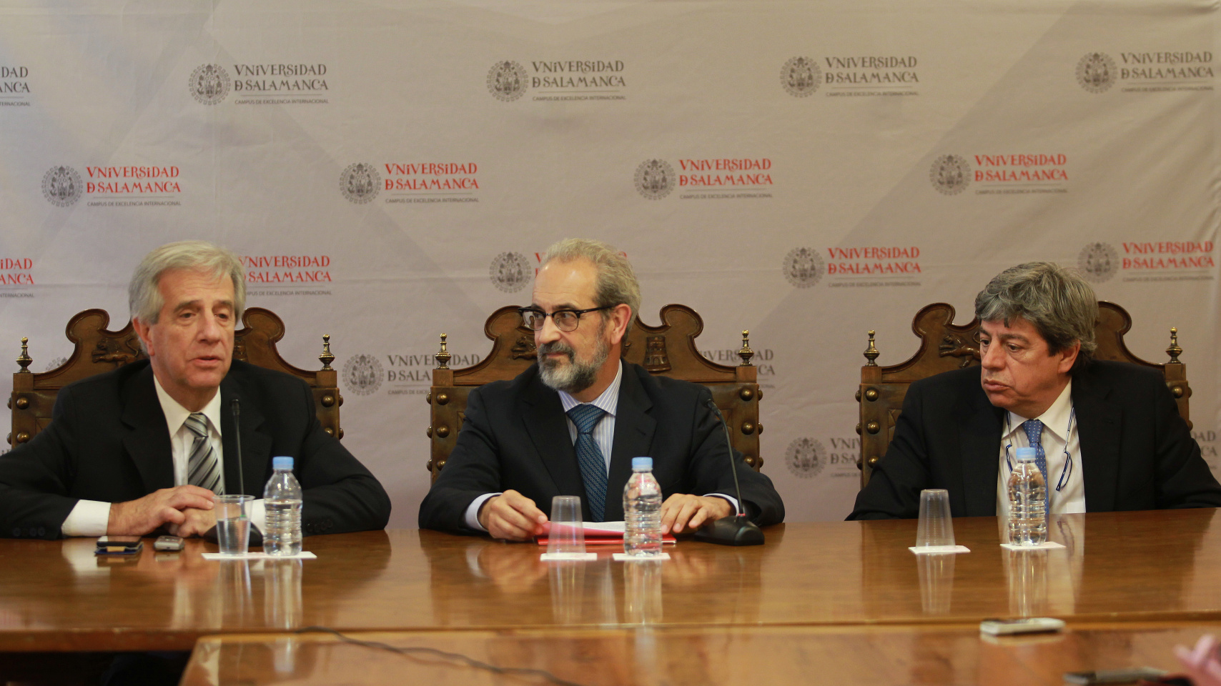 Tabaré Vázquez Rosas, Daniel Hernández Ruipérez, y Juan Jesús Cruz en el encuentro con los medios de comunicación.