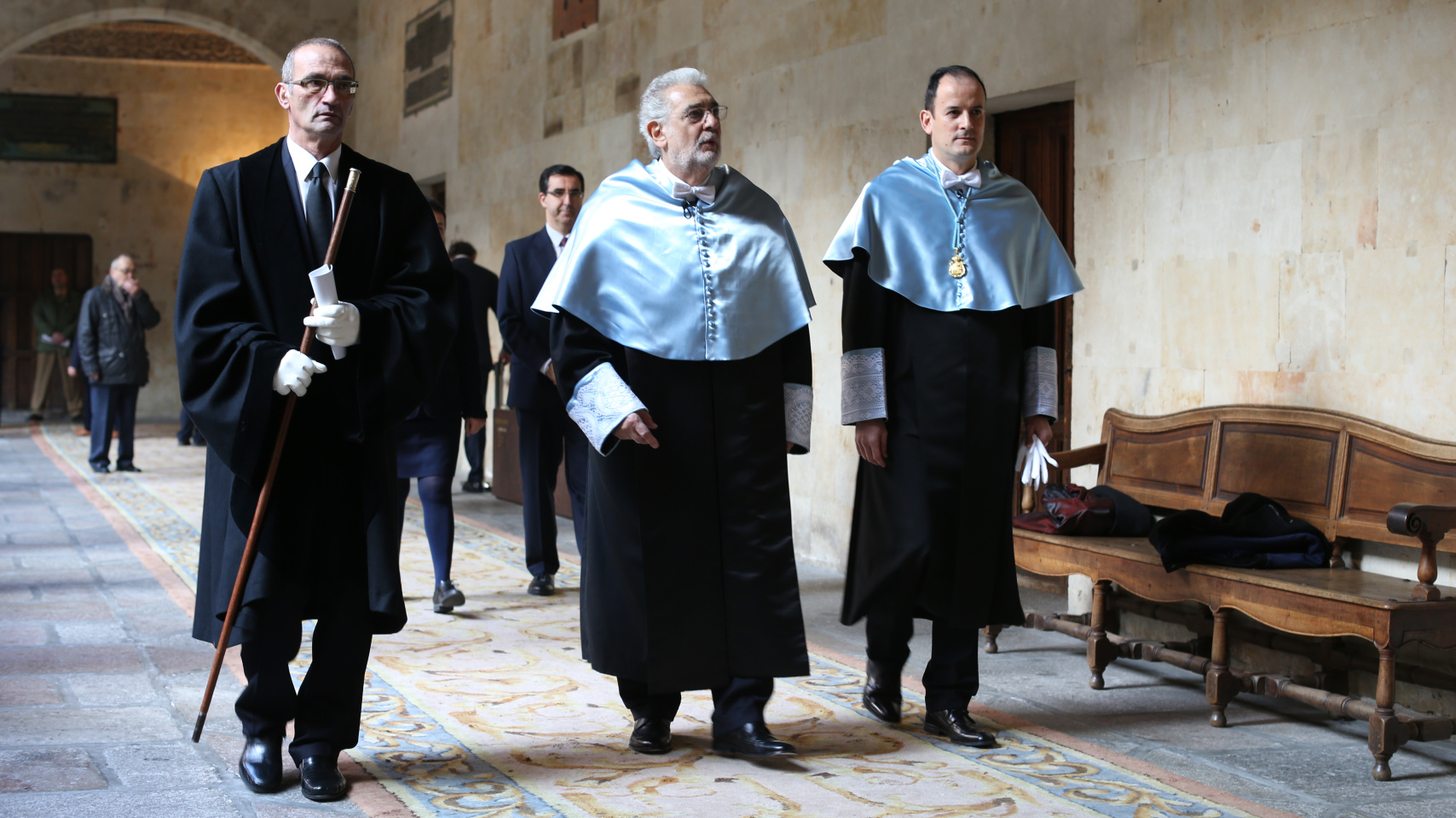 Plácido Domingo, y su padrino, José Máximo Leza hacen su entrada en el Paraninfo de las Escuelas Mayores.