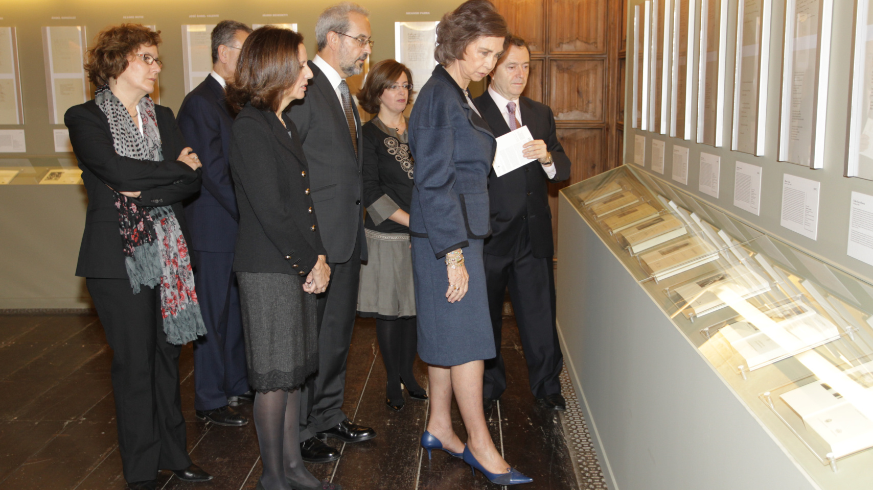 El director de la Oficina del VIII Centenario mostró la exposición “Premio Reina Sofía de Poesía Iberoamericana (1992-2011). XX Aniversario” a S.M. la Reina