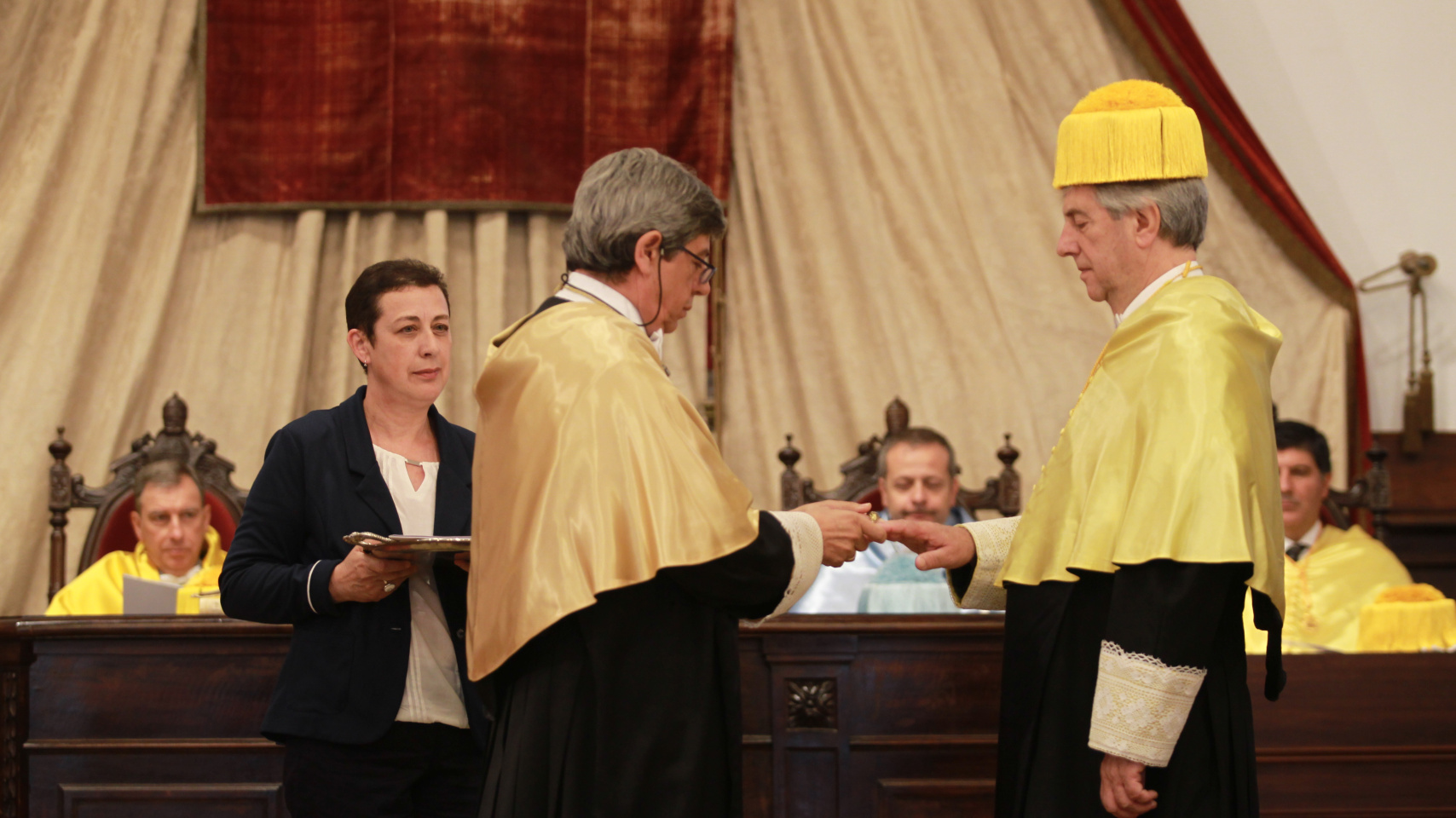 Tabaré Vázquez, recibe el anillo de doctor honoris causa de manos de su padrino, Juan Jesús Cruz.
