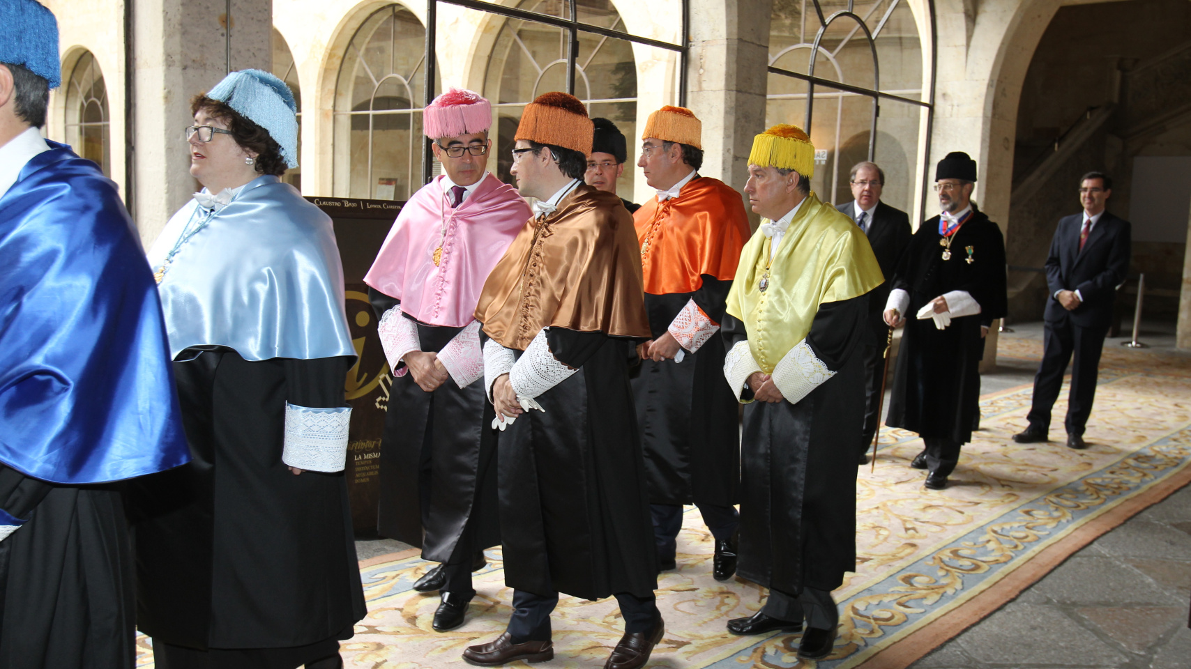 El cortejo de doctores, dirigiéndose al Paraninfo de las Escuelas Mayores.