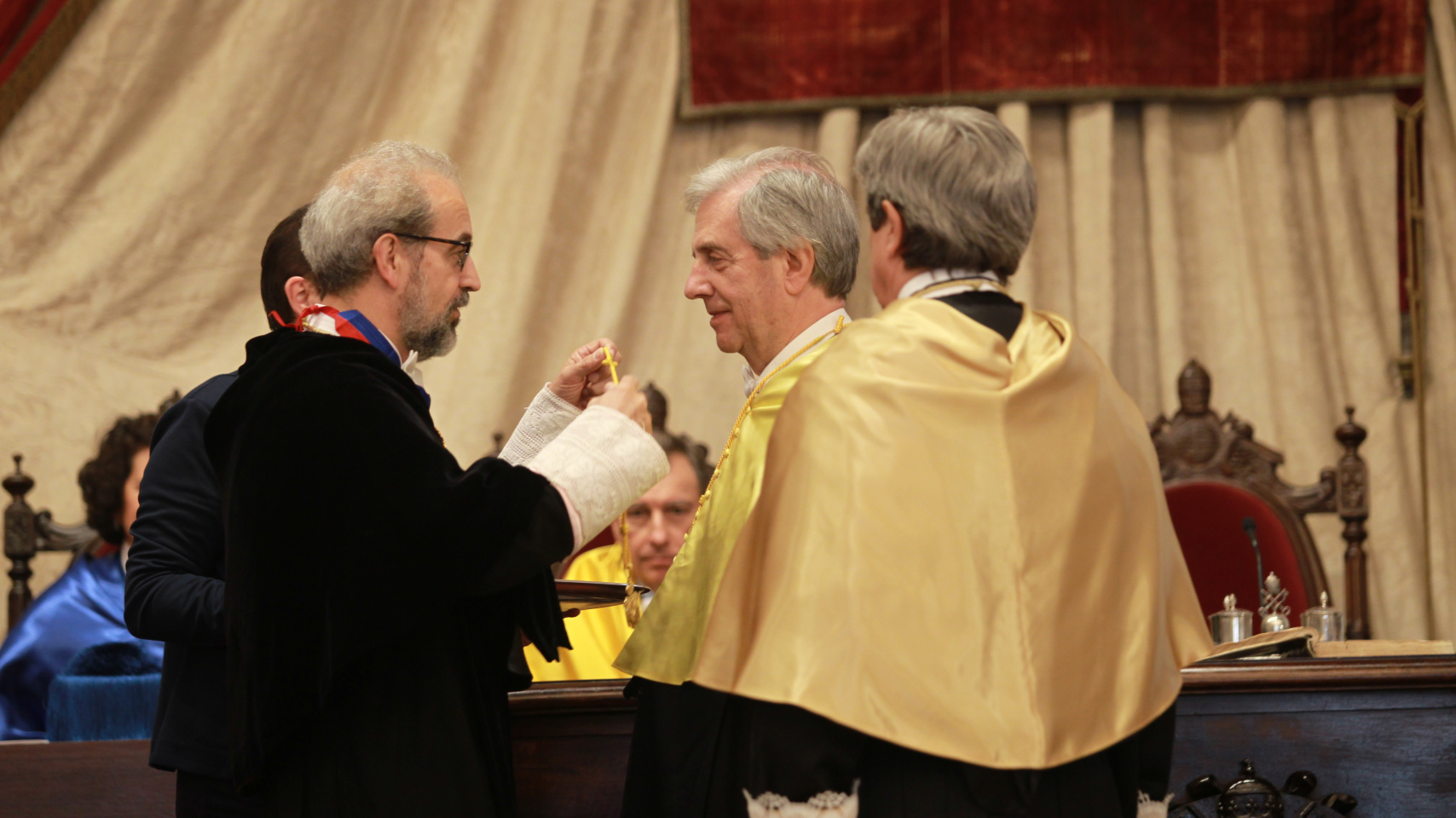 Daniel Hernández Ruipérez impone a Tabaré Vázquez la medalla.