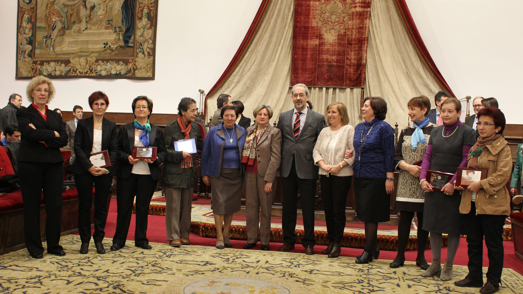 Foto de familia con el personal que alcanza la edad de jubilación