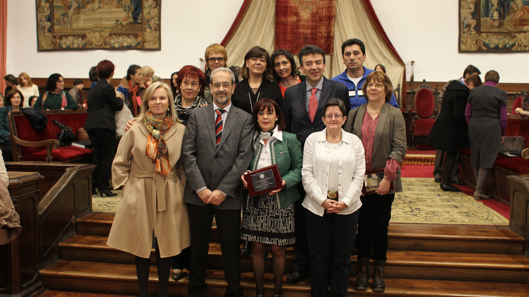 Foto de familia con el personal que cumple 35 años de permanencia en el servicio