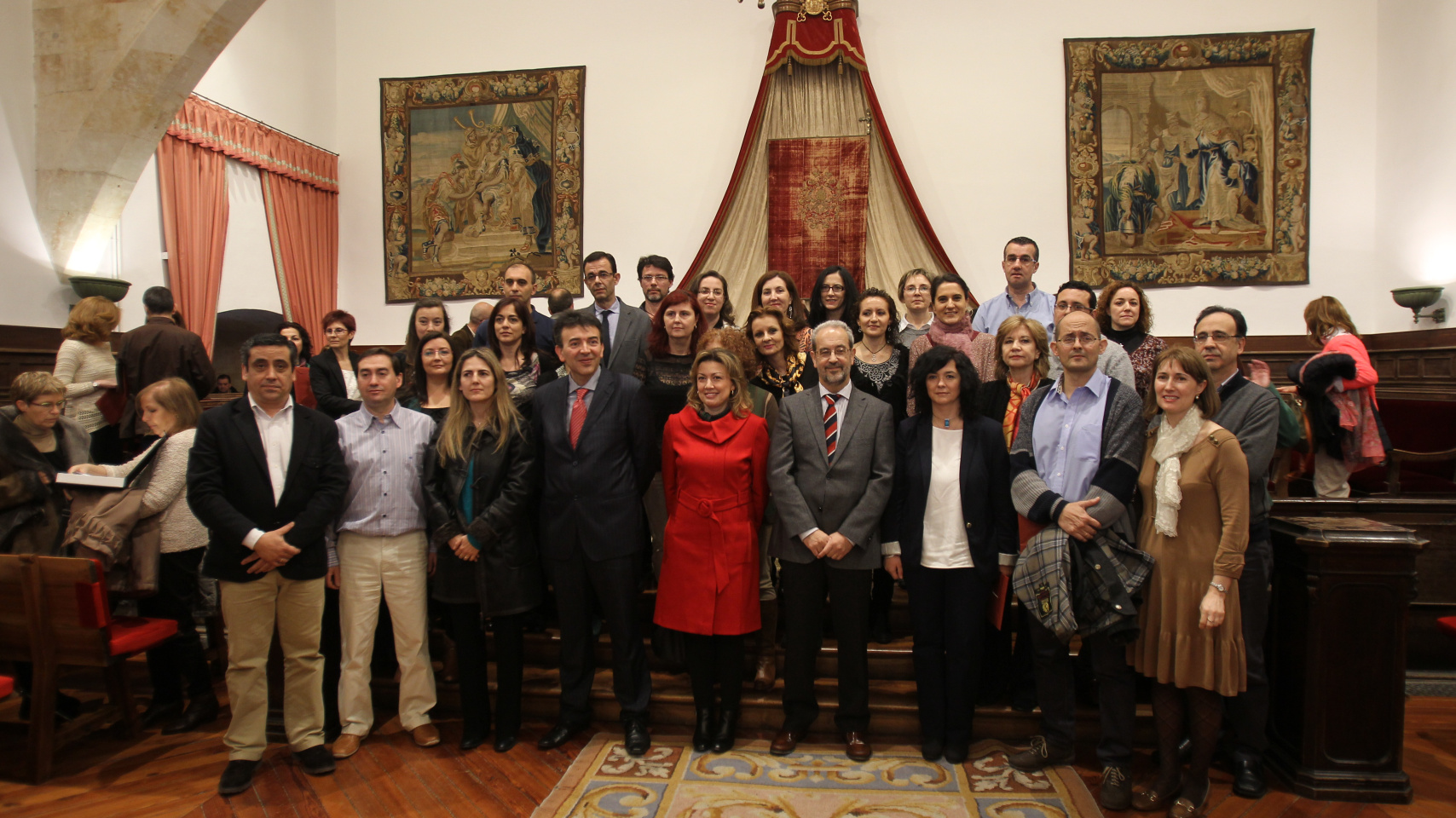 Foto de familia con el personal que cumple 15 años de permanencia en el servicio