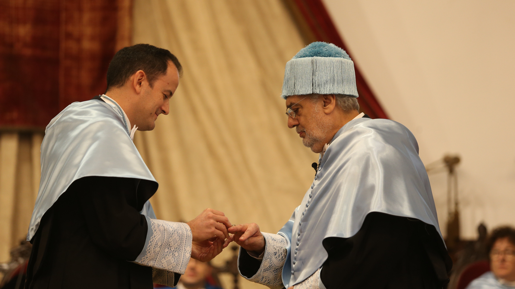 Plácido Domingo, recibe el anillo de doctor honoris causa de manos de su padrino.