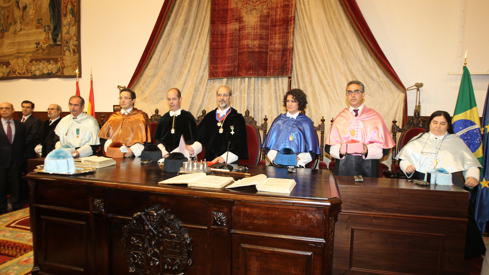 Mesa presidencial del acto solemne.