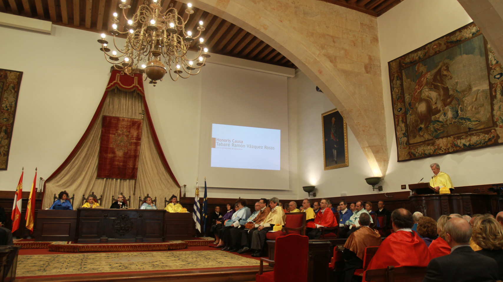 El acto de investidura tuvo lugar en el Paraninfo de las Escuelas Mayores de la Universidad de Salamanca.