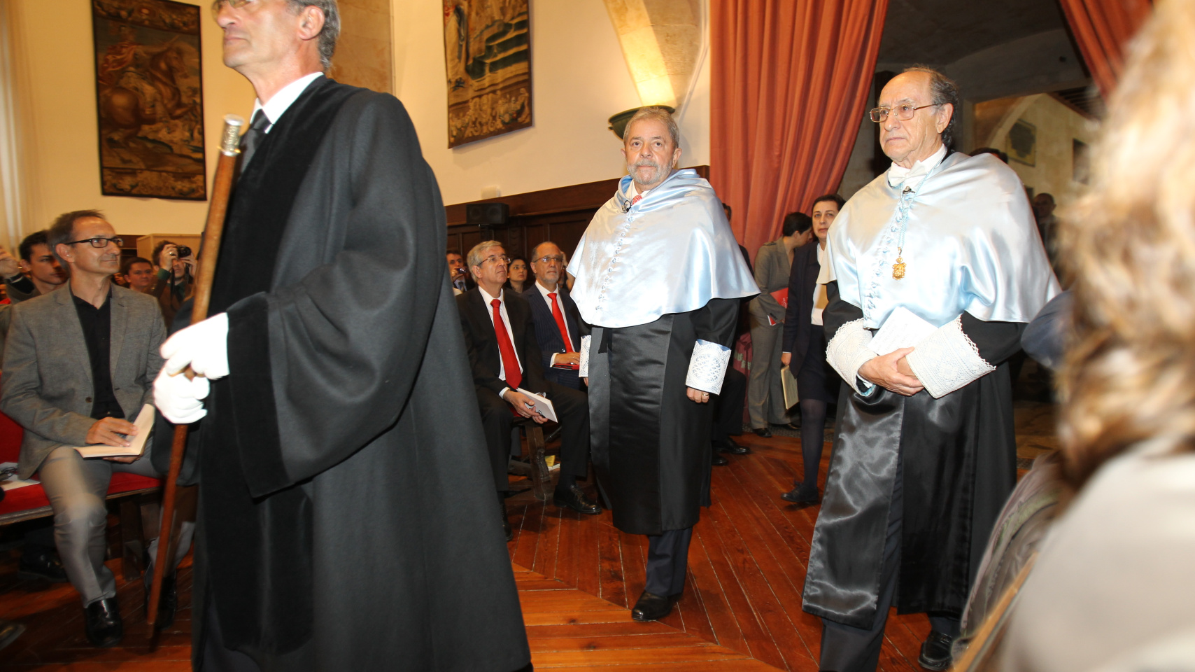 Lula da Silva, y su padrino, Gonzalo Gómez Dacal hacen su entrada en el Paraninfo de las Escuelas Mayores.