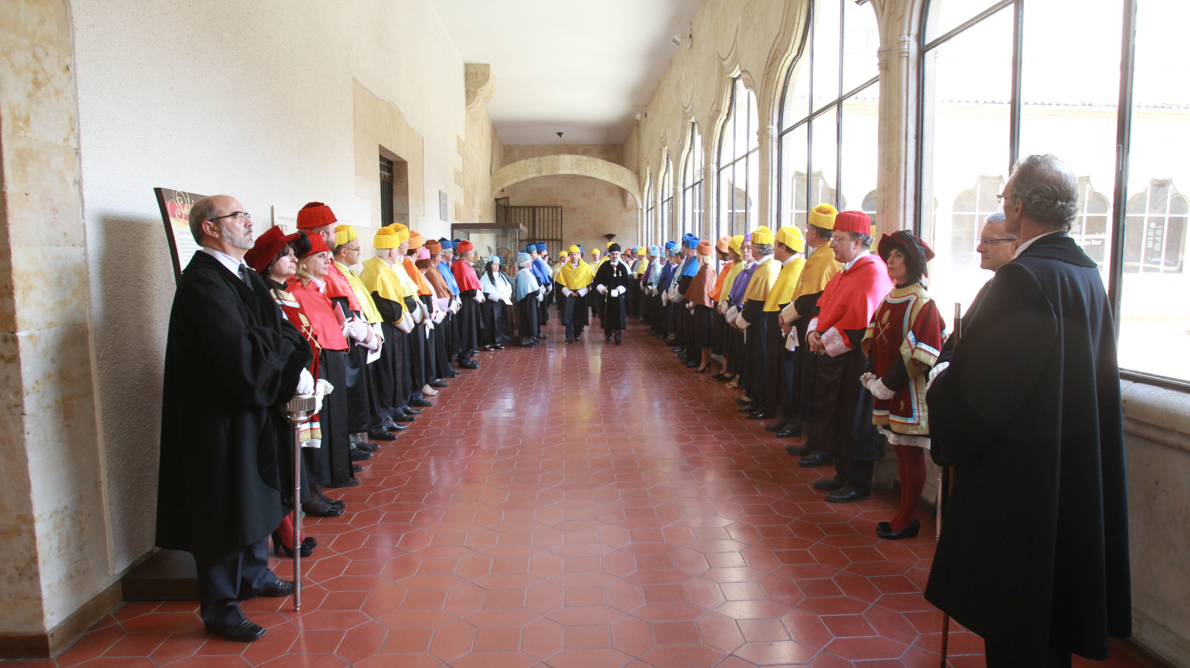 El cortejo de doctores al finalizar la solemne ceremonia.