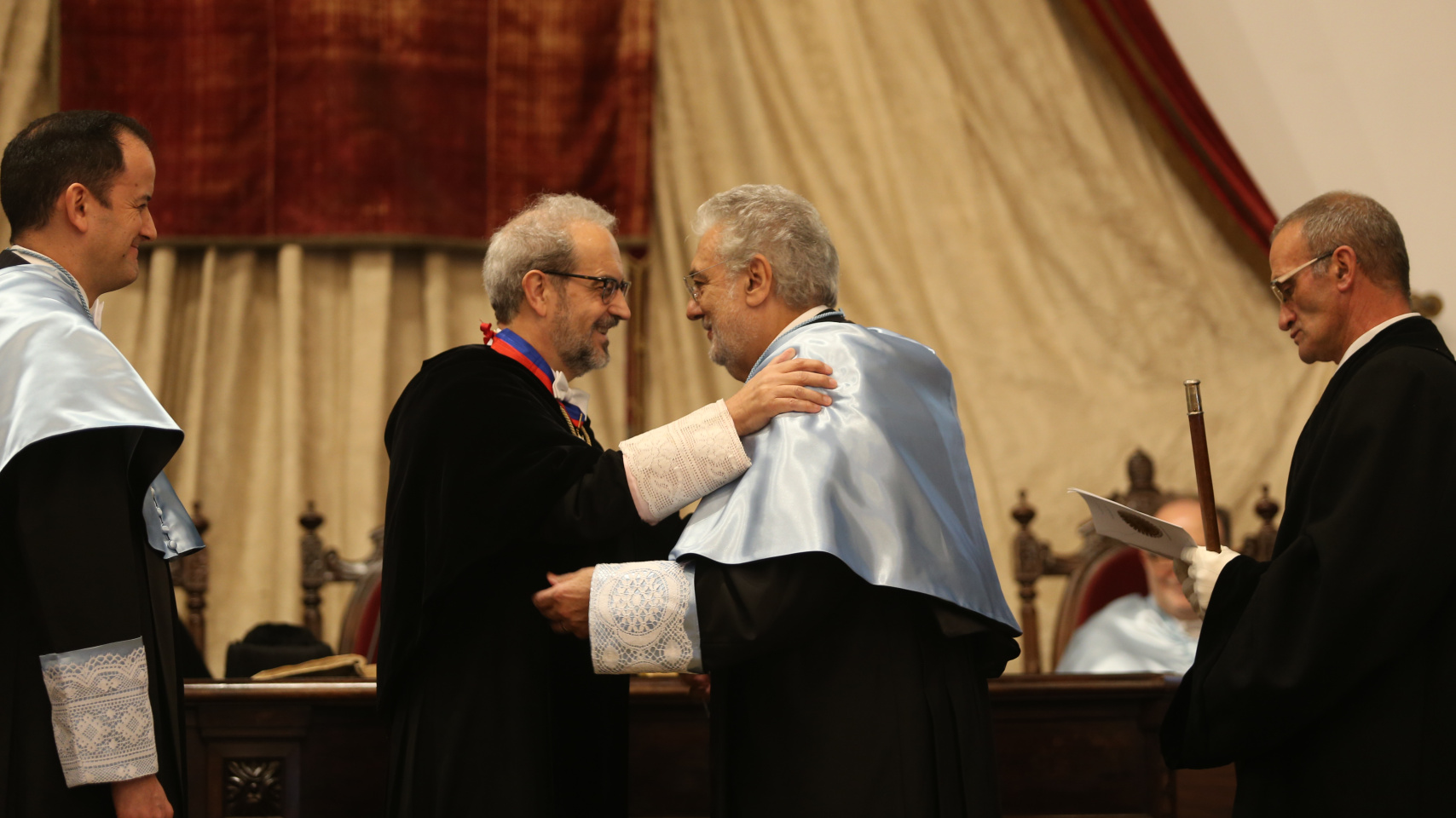 Daniel Hernández Ruipérez impone a Plácido Domingo la medalla.