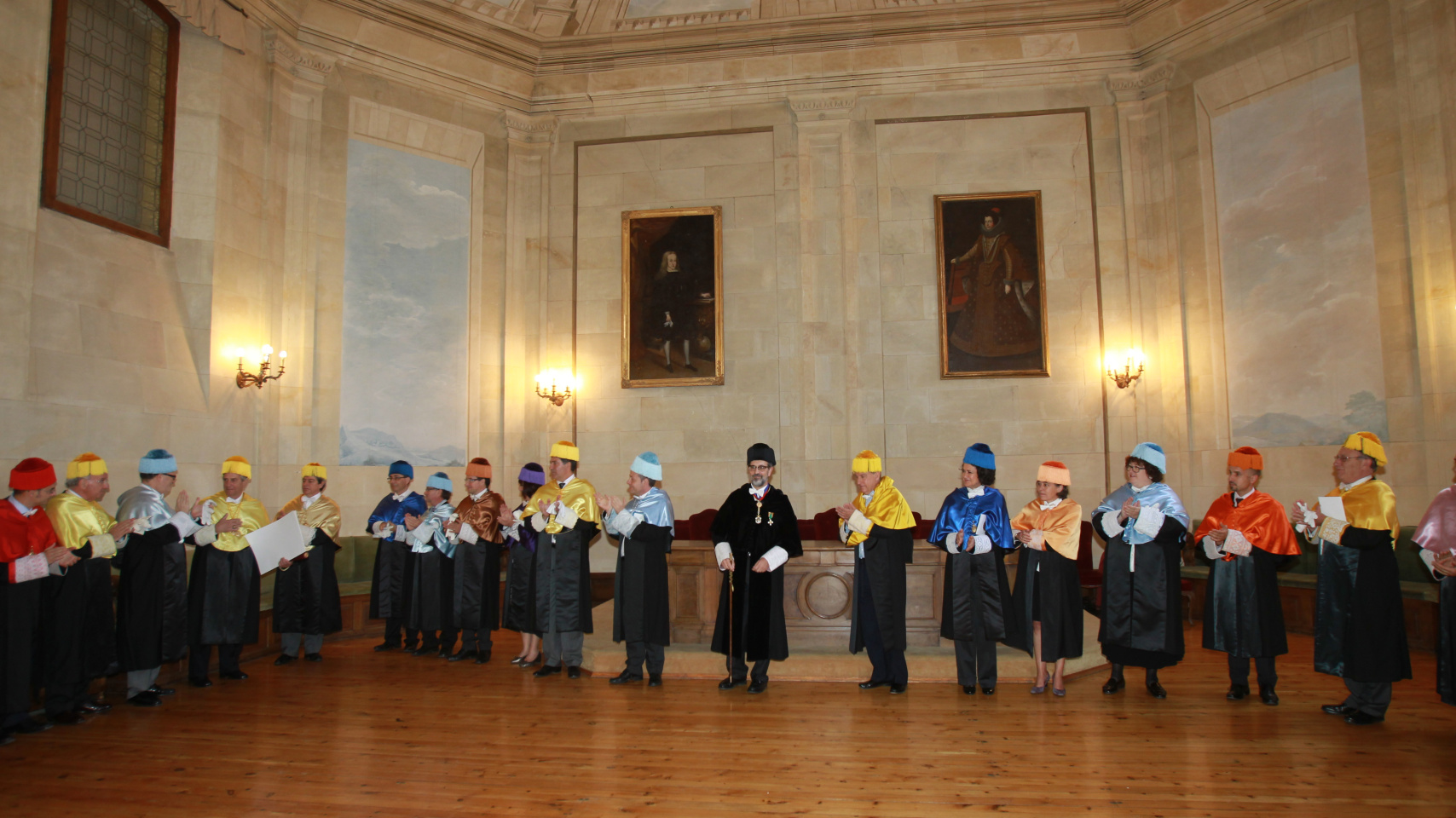 Tabaré Vázquez recibe el diploma de doctor honoris causa.