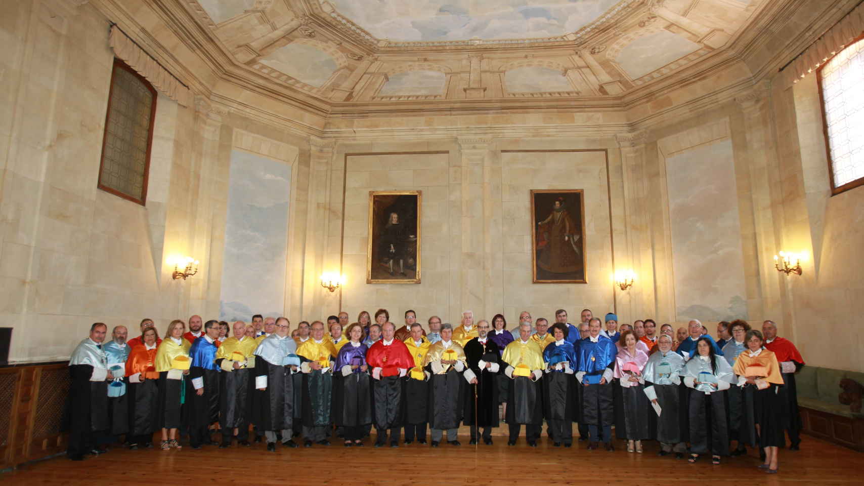 Foto de familia de los doctores al finalizar la ceremonia de investidura.