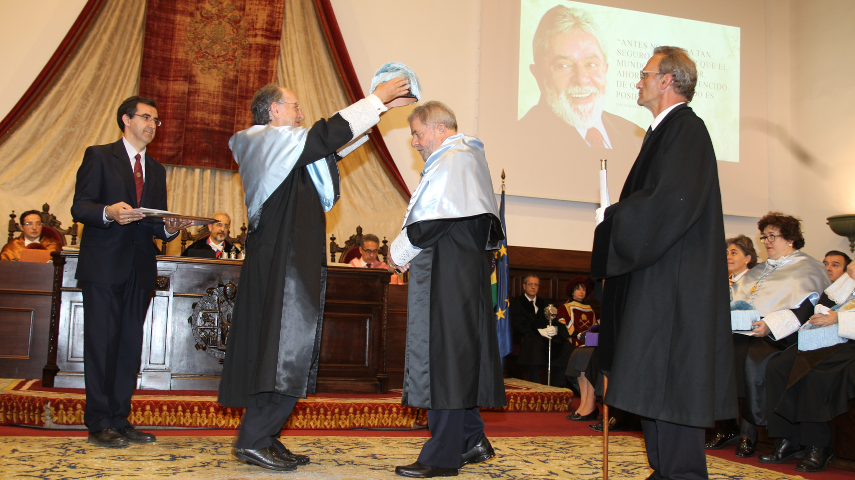 Gonzalo Gómez Dacal impone a Lula da Silva el birrete de doctor.