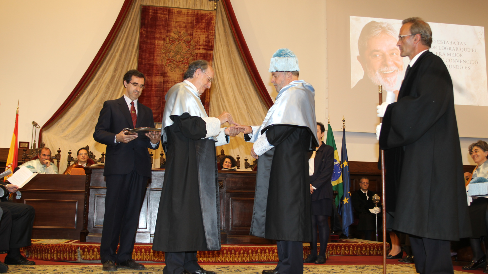 Lula da Silva, recibe el anillo de doctor honoris causa de manos de su padrino, Gonzalo Gómez Dacal.