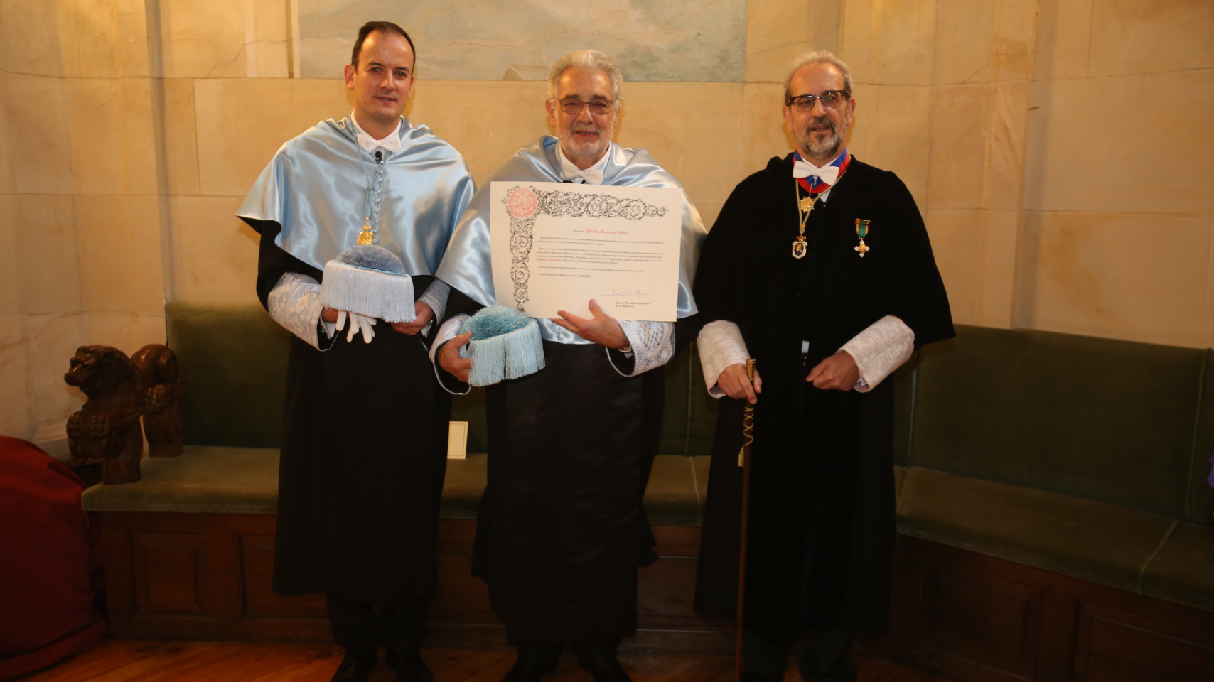 Plácido Domingo recibe el diploma de doctor honoris causa.