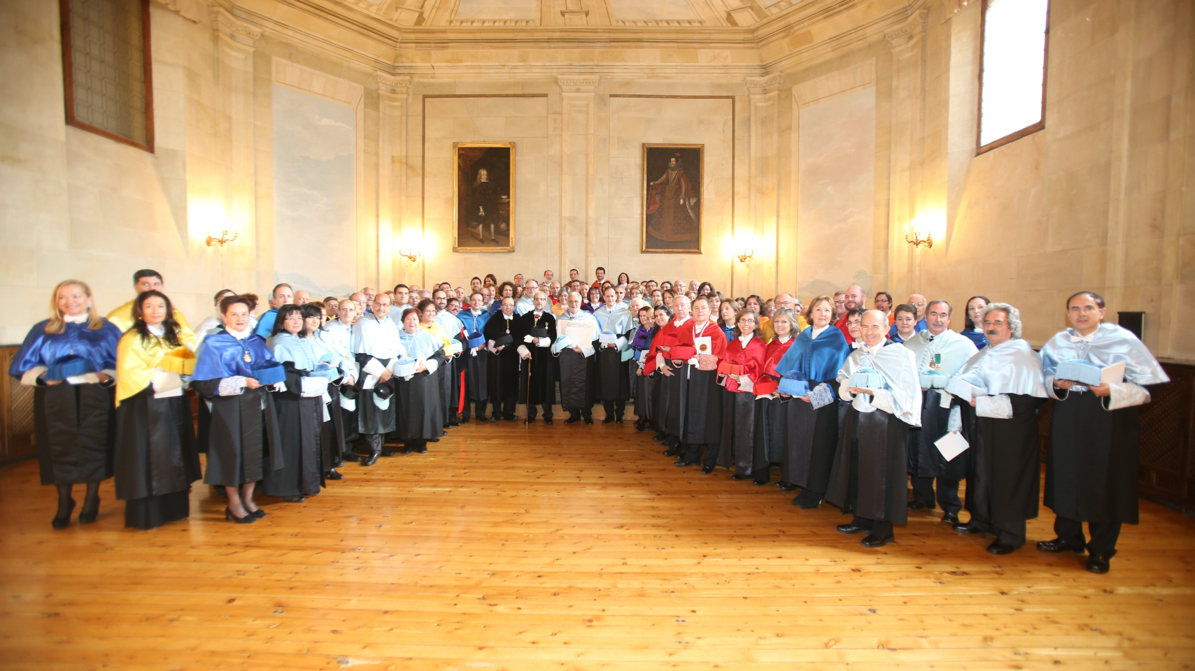 Foto de familia de los doctores al finalizar la ceremonia de investidura.