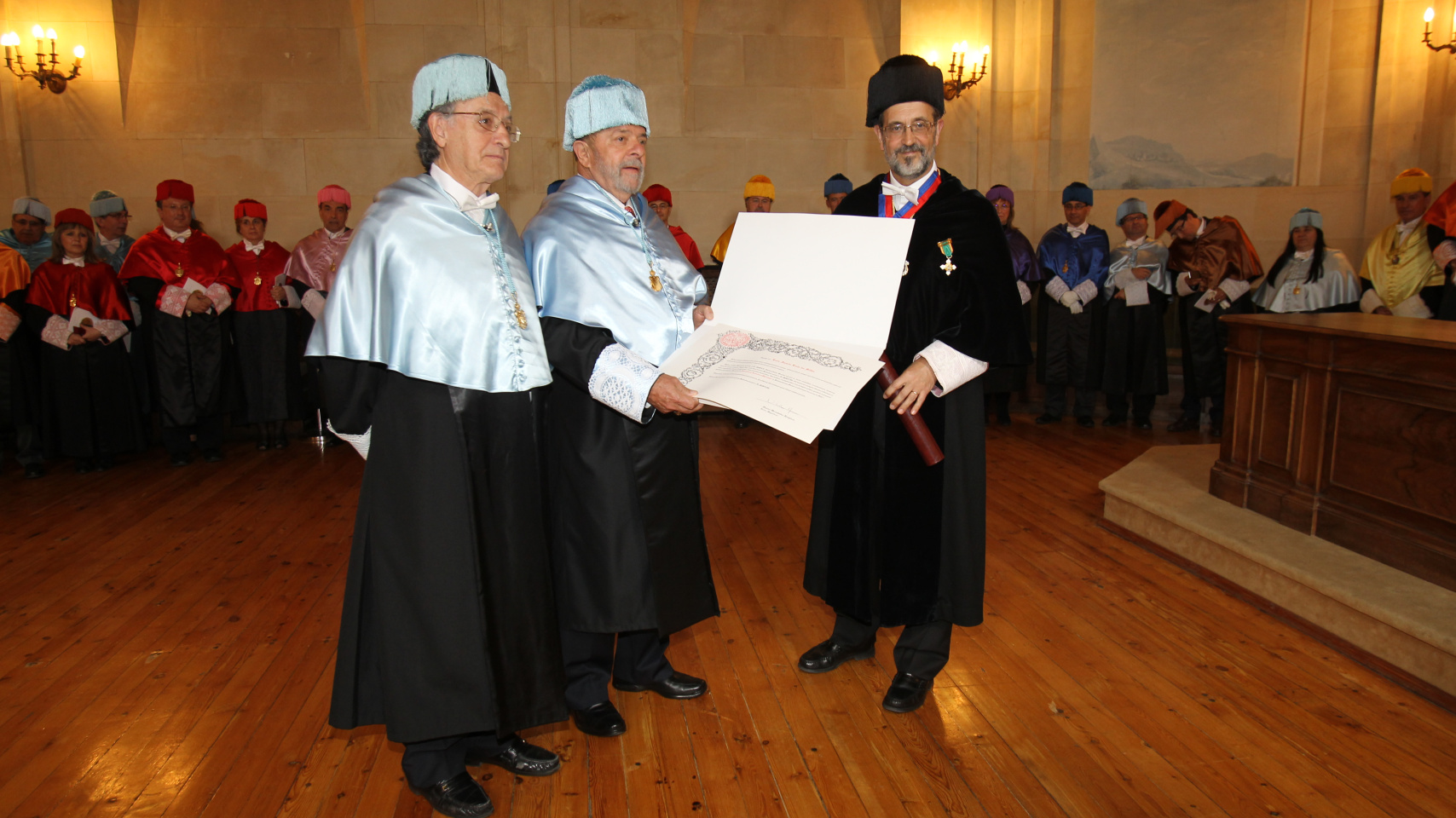 Gonzalo Gómez Dacal, Lula da Silva y Daniel Hernández Ruipérez tras entrega del diploma de doctor honoris causa.