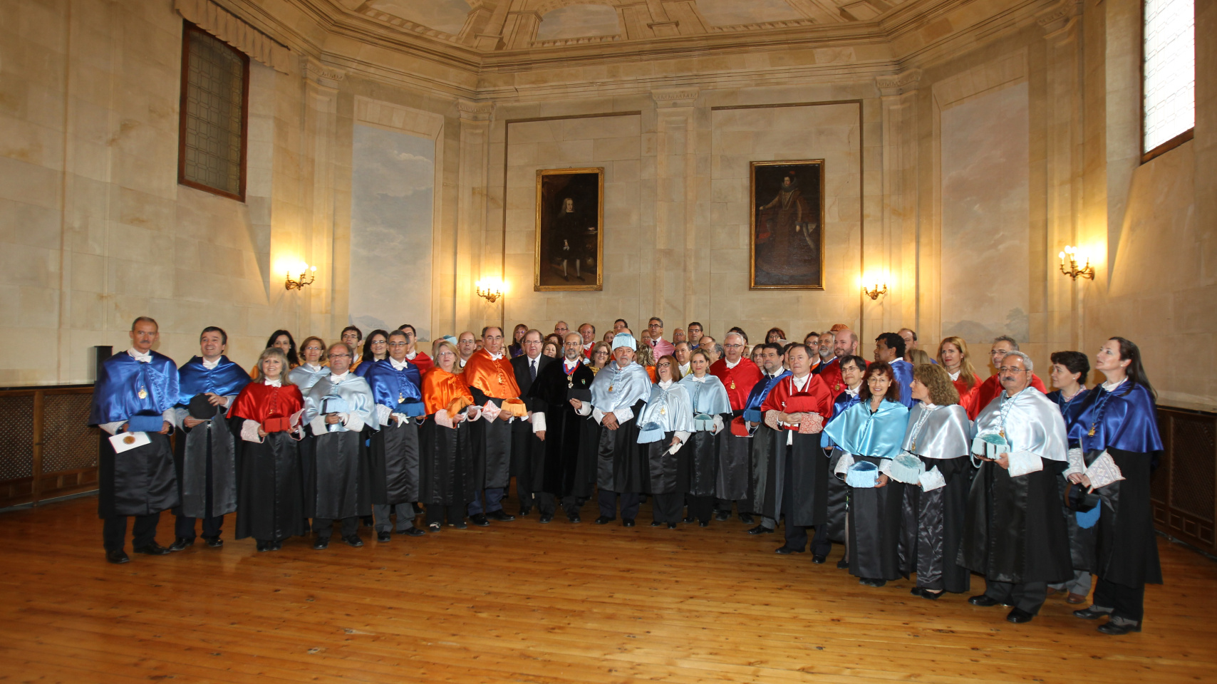 Foto de familia al finalizar la ceremonia de investidura.