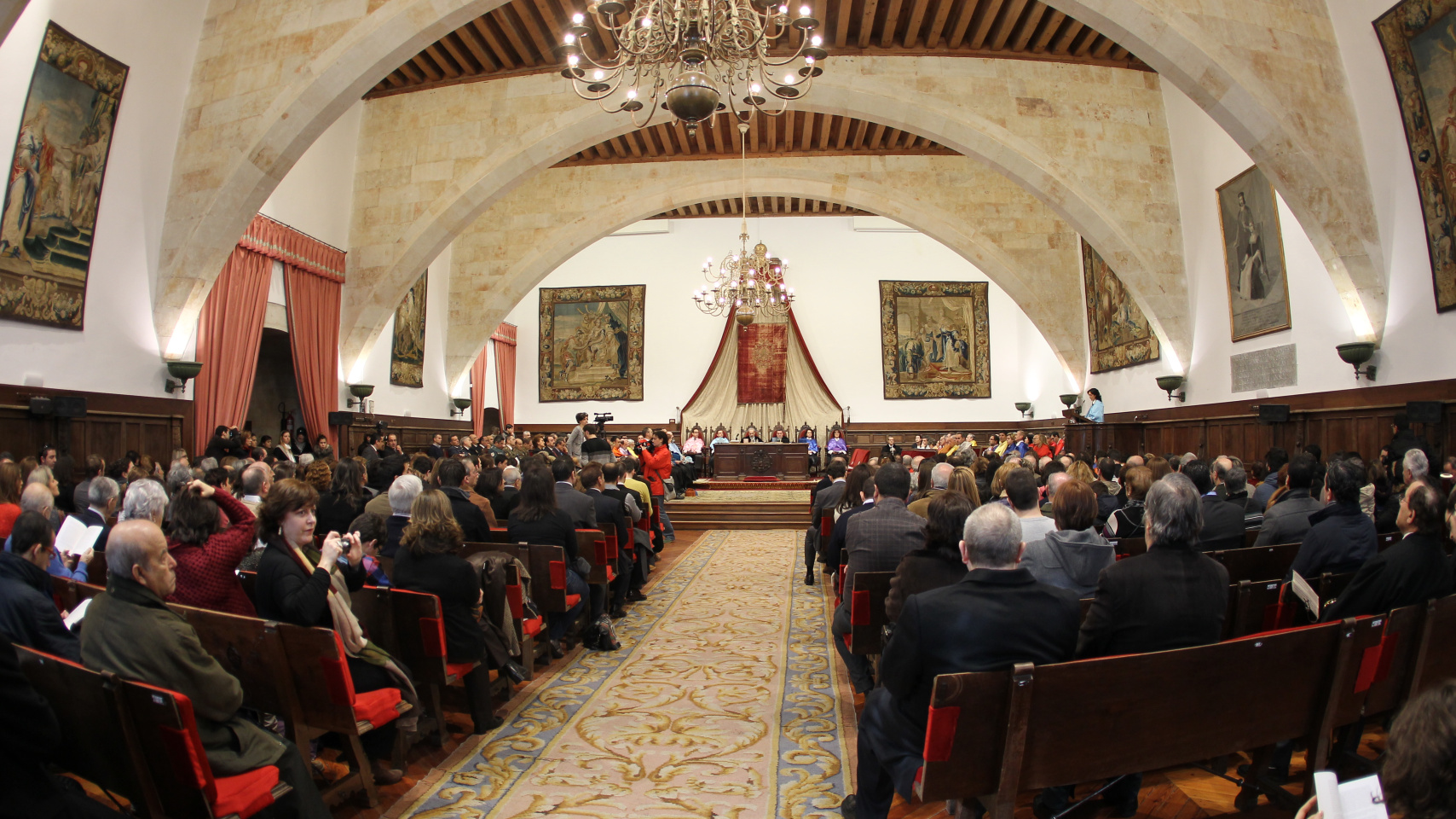 El público llenó el Paraninfo de las Escuelas Mayores