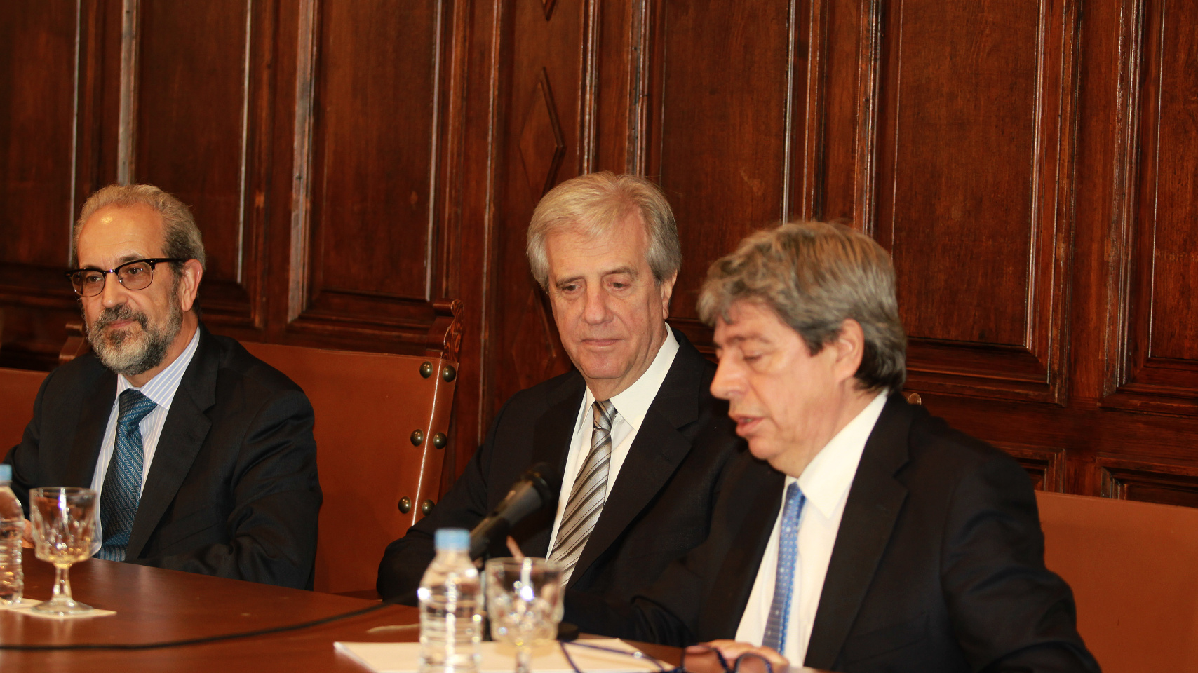Juan Jesús Cruz presenta la conferencia de Tabaré Vázquez Rosas.