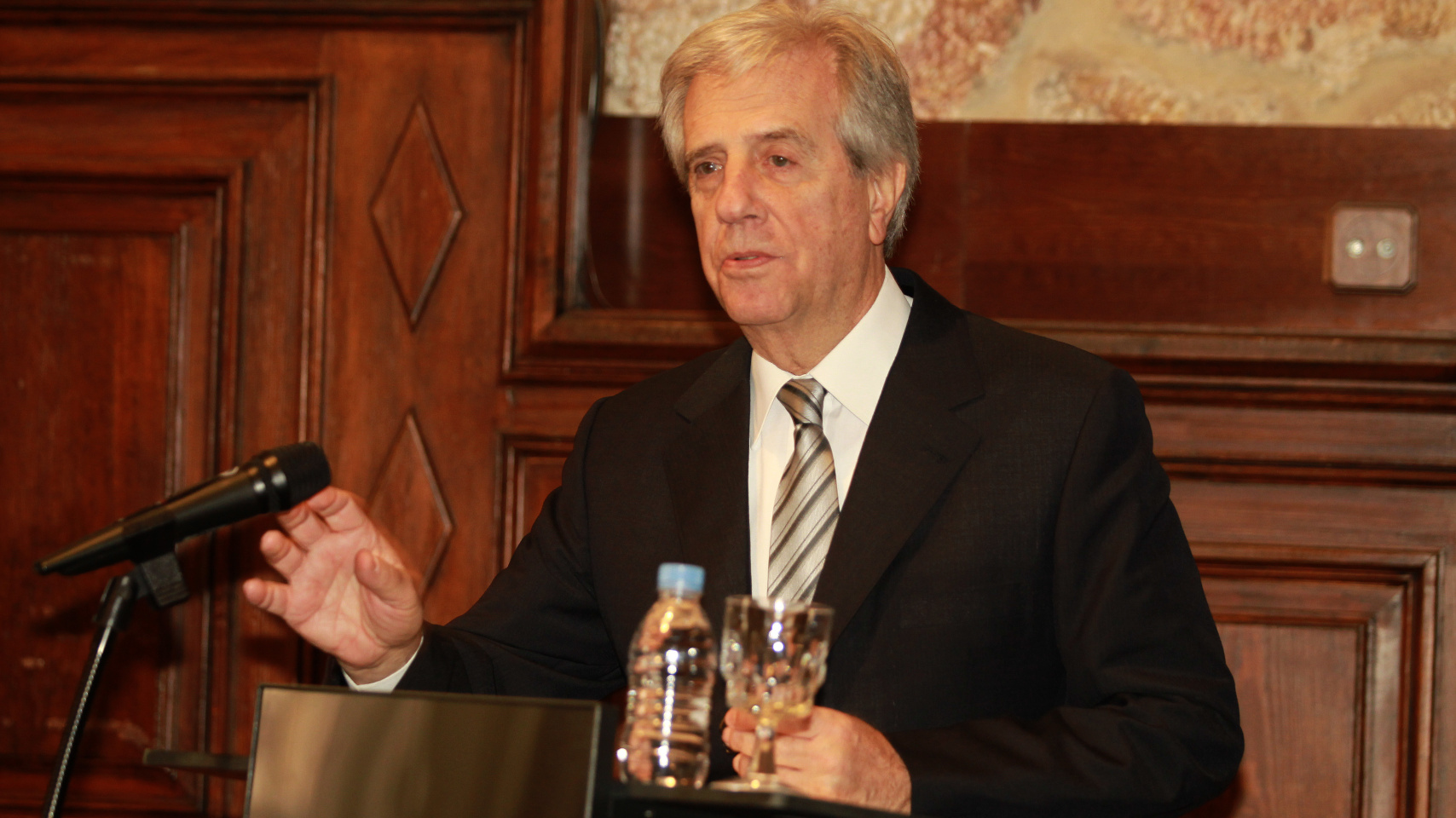 Momento de la conferencia “Pobreza y cáncer” pronunciada por Tabaré Vázquez.