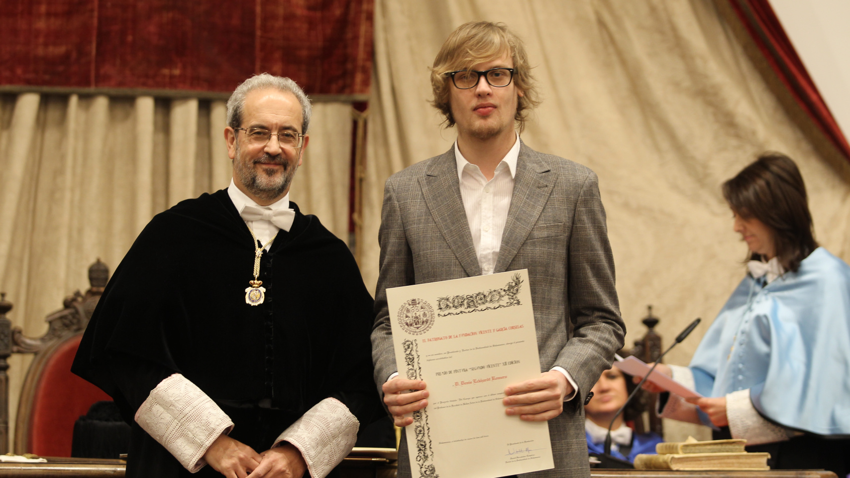 Denis Eckhardt Romero recibe el Premio de Pintura “Segundo Vicente” XII Edición