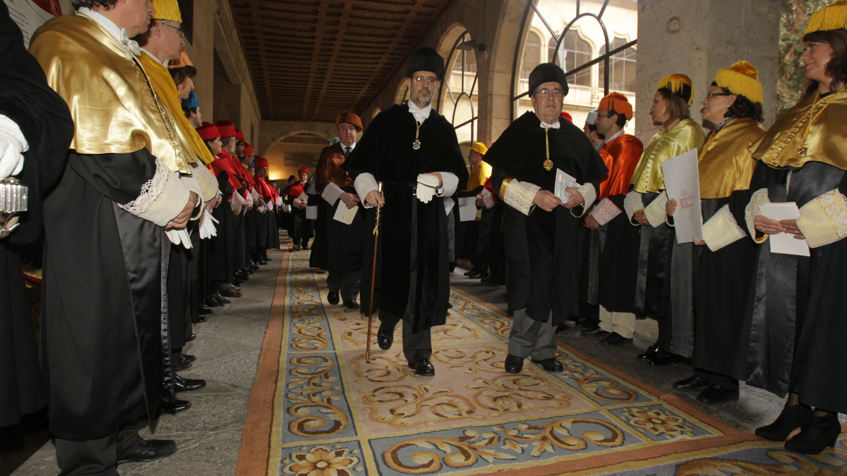 Los rectores de la Universidad de Salamanca y de la Universidad Pontificia de Salamanca presidiendo la comitiva académica.