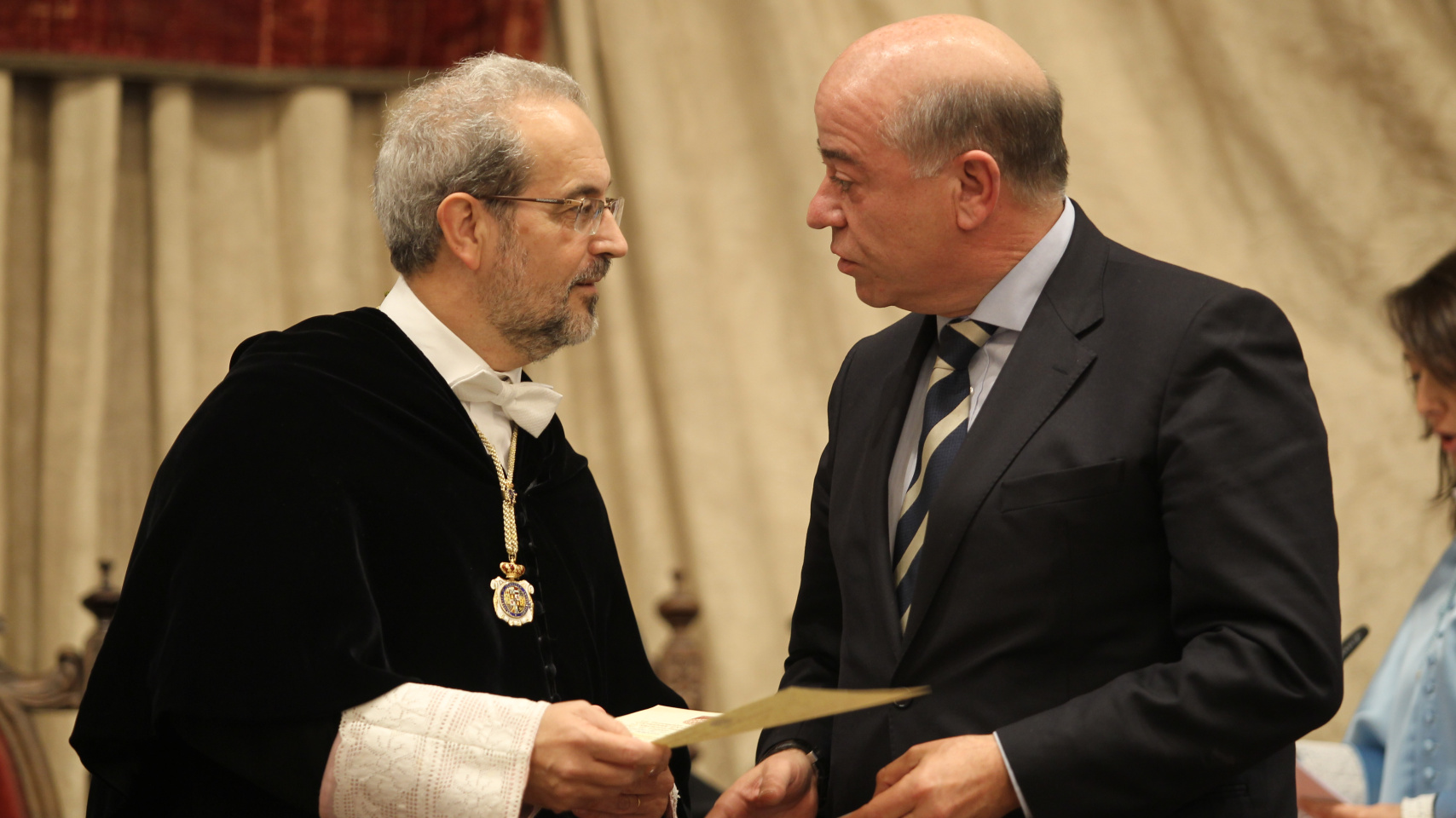 El rector, Daniel Hernández Ruipérez, y el vicepresidente de Laboratorios Inibsa, Ramón Roca Juanes, momentos antes de entregar el premio