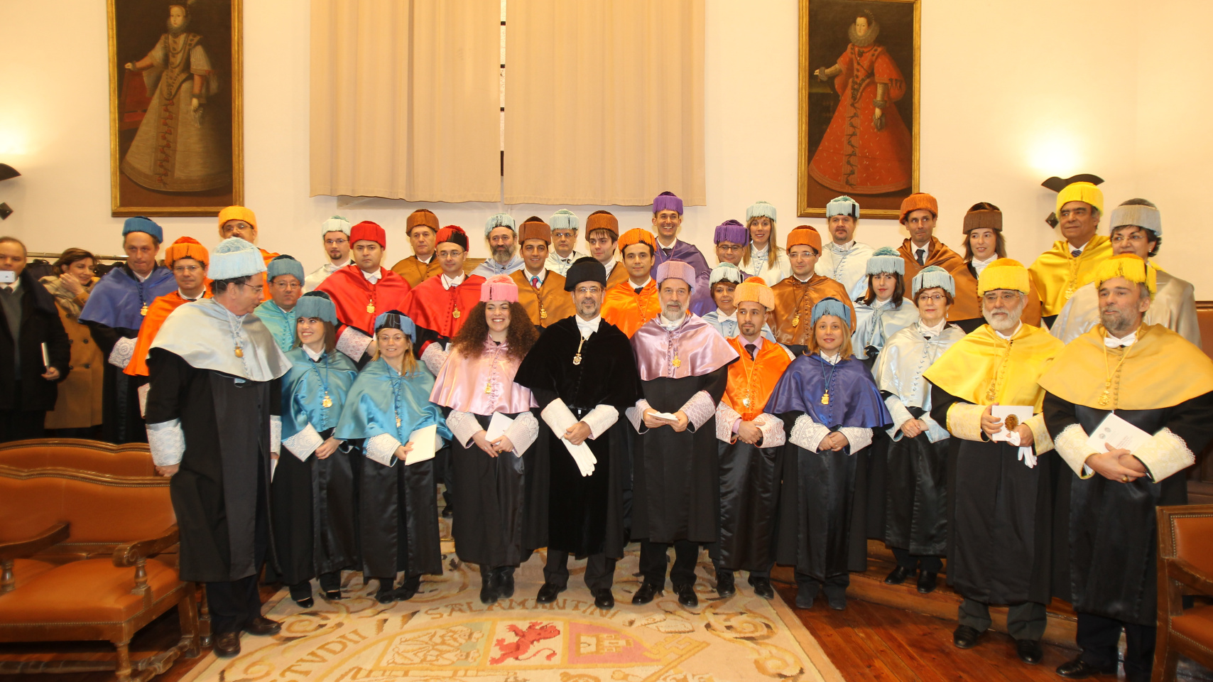 El rector, Daniel Hernández con los padrinos, madrinas y nuevos doctores al final la ceremonia
